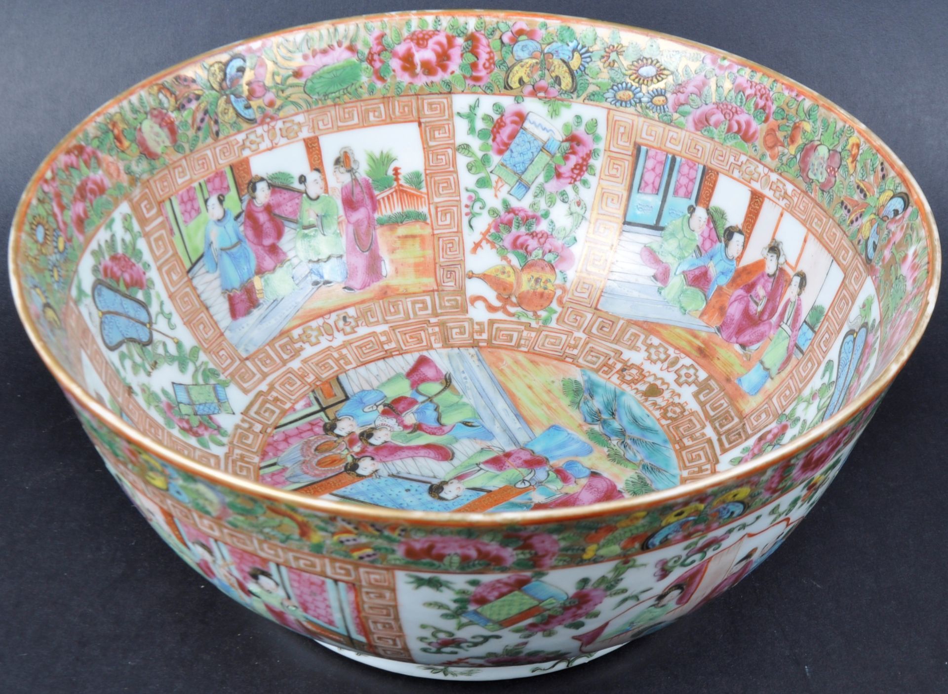 LARGE 19TH CENTURY CHINESE FAMILLE ROSE BOWL