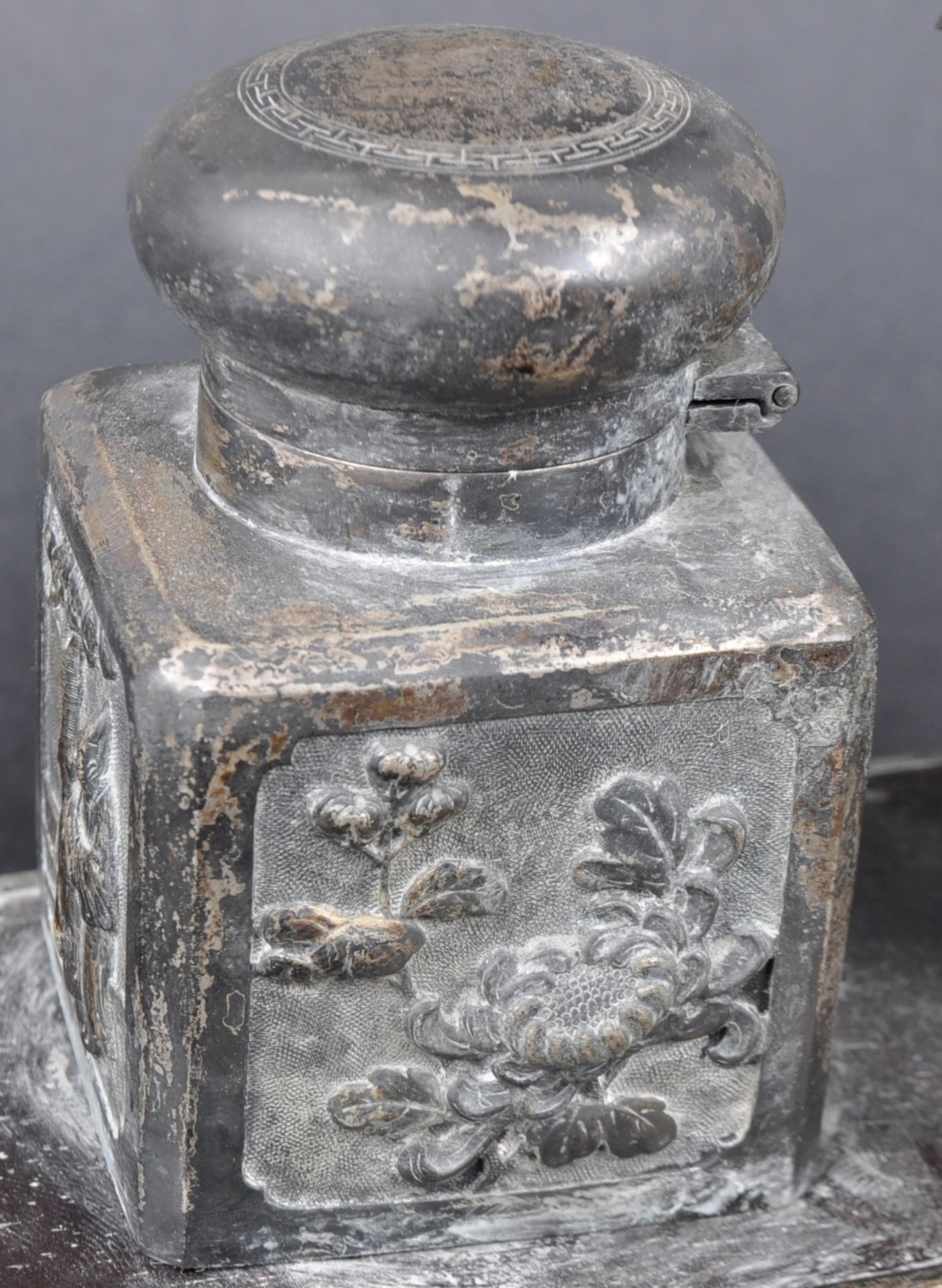 19TH CENTURY CHINESE SILVER & ZITAN WOOD DESK STAND - Image 4 of 6