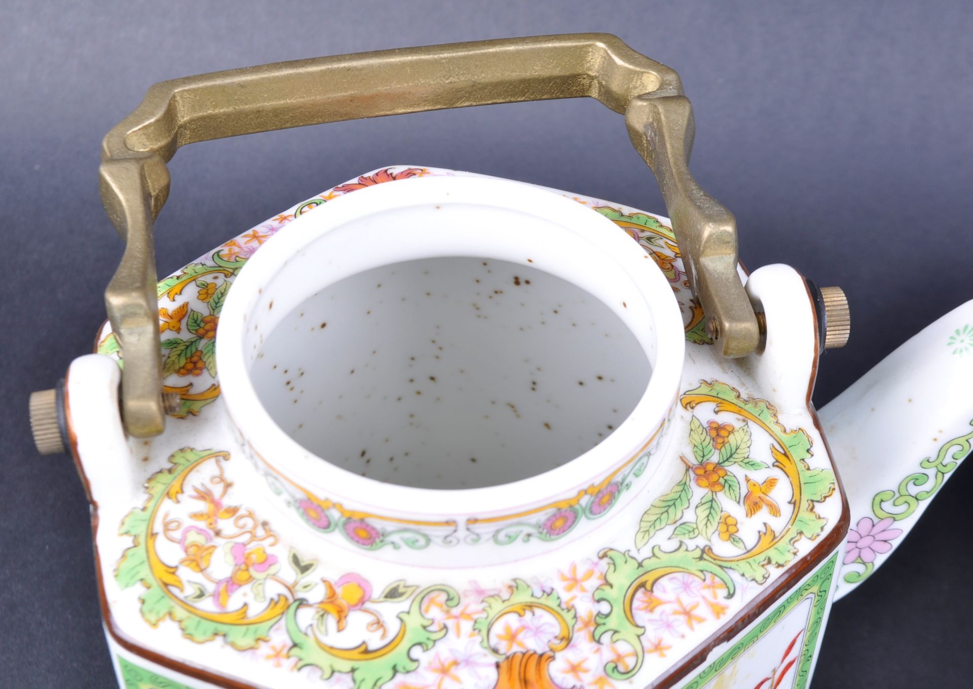 EARLY 20TH CENTURY CHINESE PORCELAIN TEA CADDY & TEAPOT - Image 9 of 10