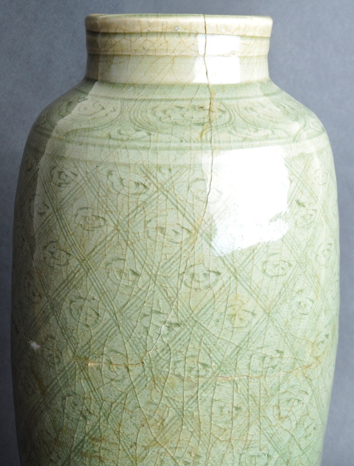 BELIEVED CHINESE MING DYNASTY 17TH CENTURY CELADON VASE - Image 2 of 5