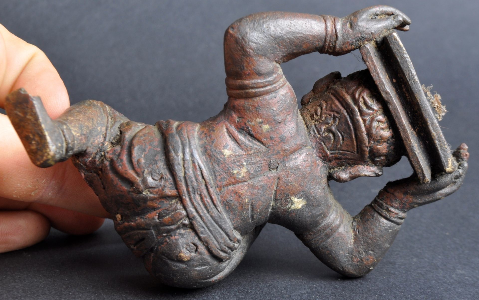 PAIR OF CHINESE BRONZE FIGURAL CANDLESTICKS - Image 5 of 6