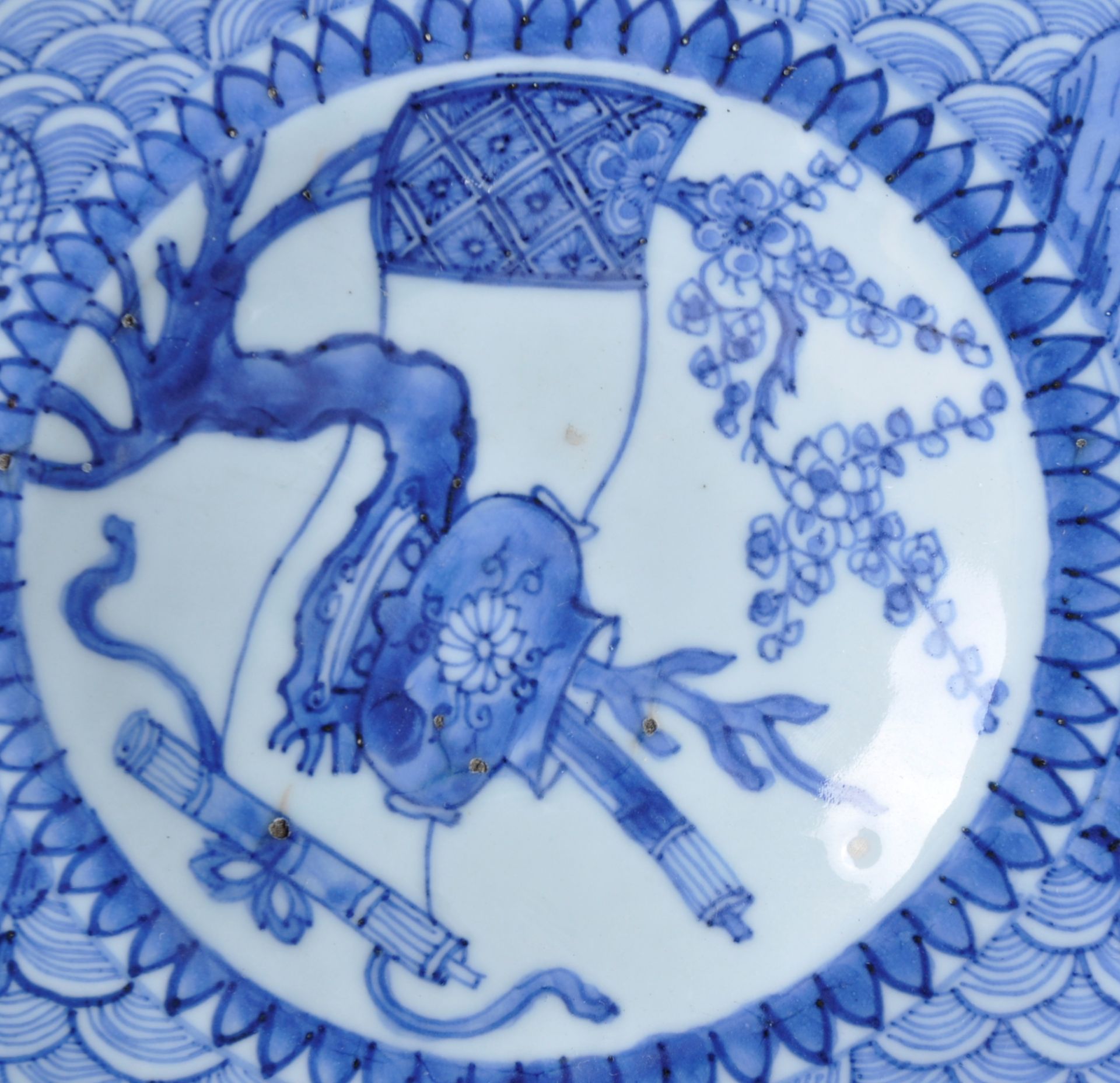 LARGE 19TH CENTURY CHINESE BLUE & WHITE PORCELAIN CHARGER - Image 3 of 6