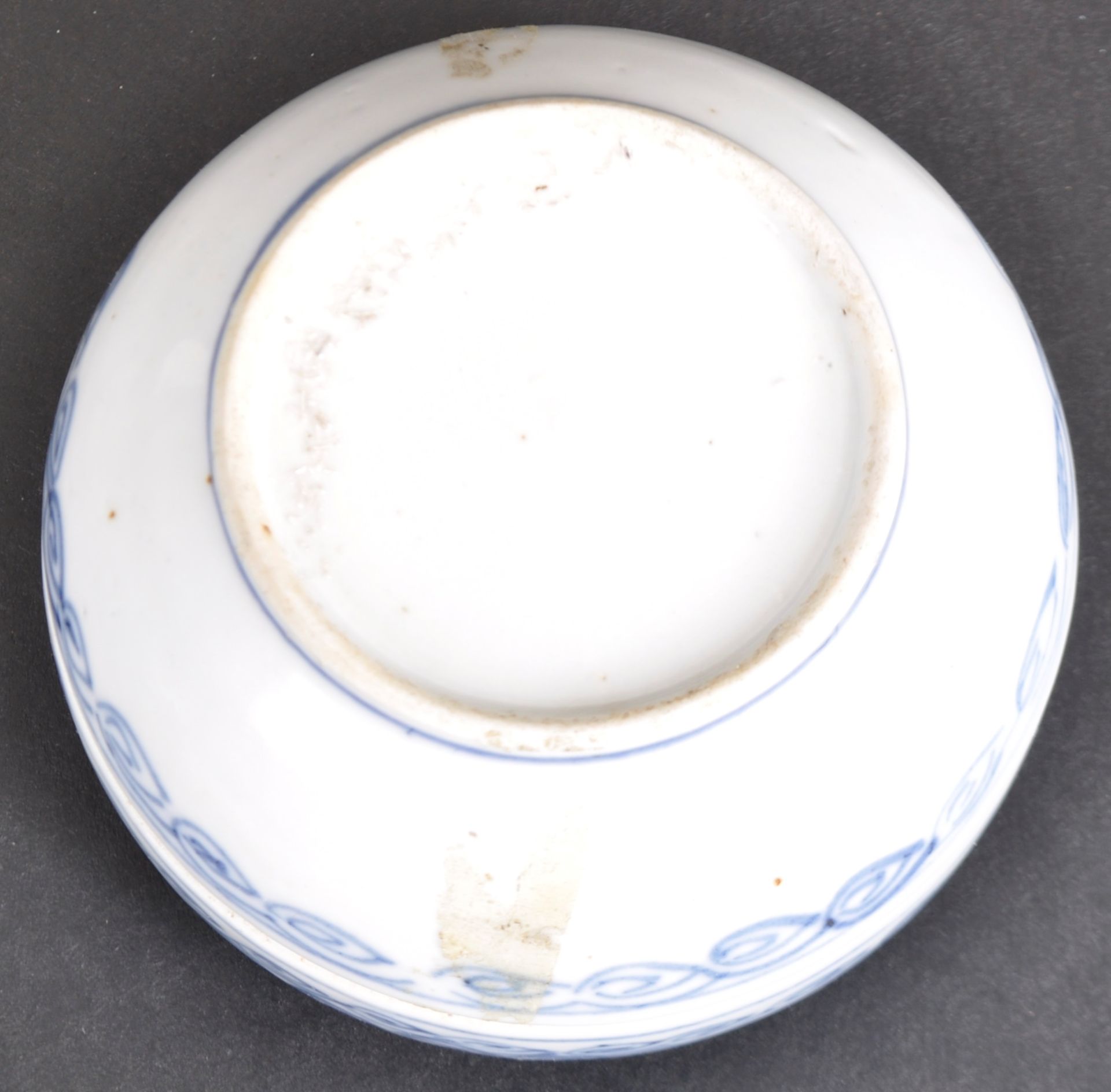 17TH CENTURY CHINESE BLUE & WHITE PORCELAIN LIDDED POT - Image 4 of 4