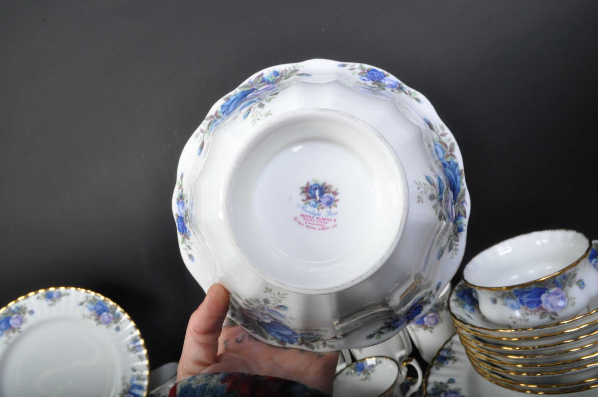 ROYAL ALBERY - MIDNIGHT ROSES - BONE CHINA TEA & DINNER SERVICE - Image 5 of 5