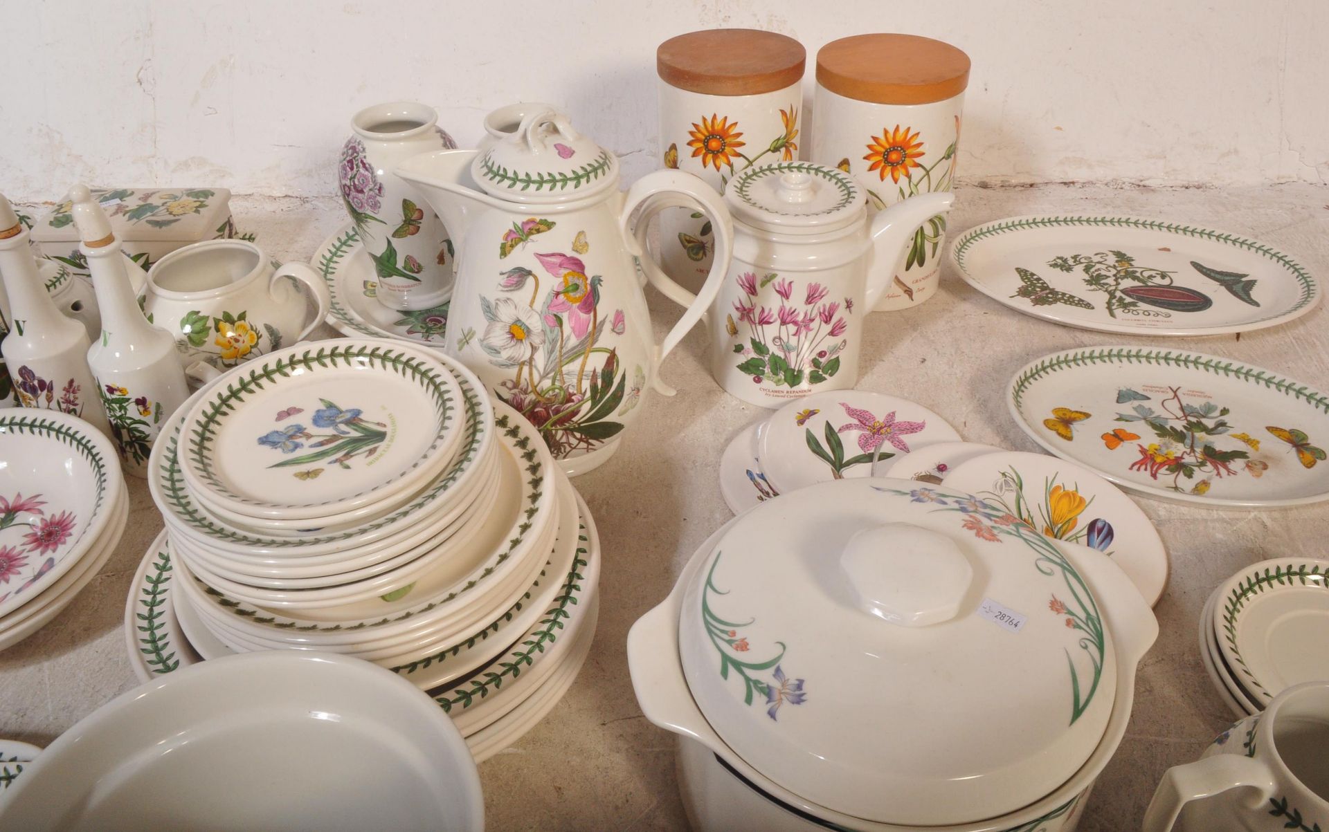 LARGE COLLECTION OF PORTMEIRION BOTANICAL CERAMICS - Image 3 of 7