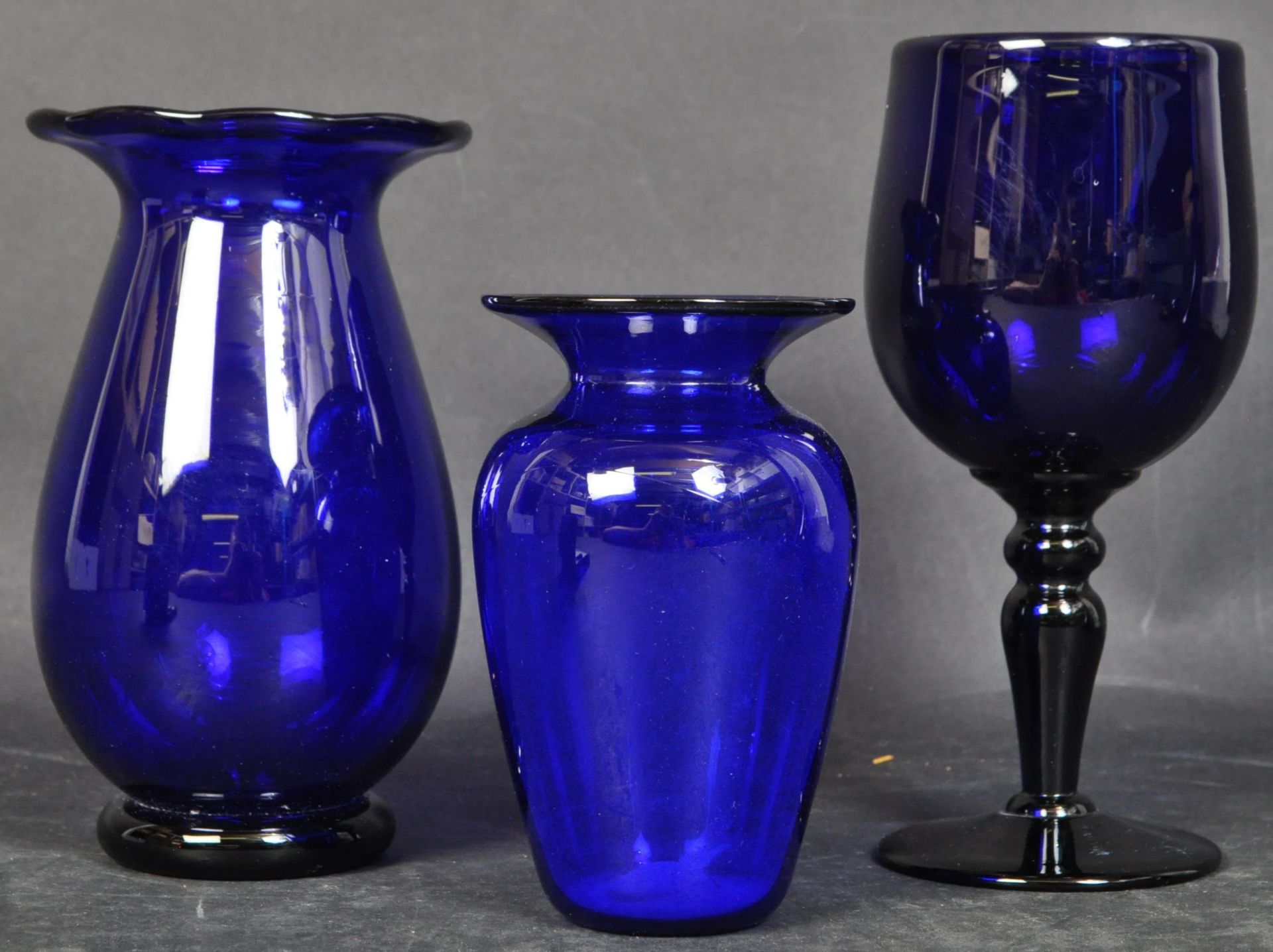 COLLECTION OF VINTAGE BRISTOL BLUE GLASS ITEMS - Image 4 of 5