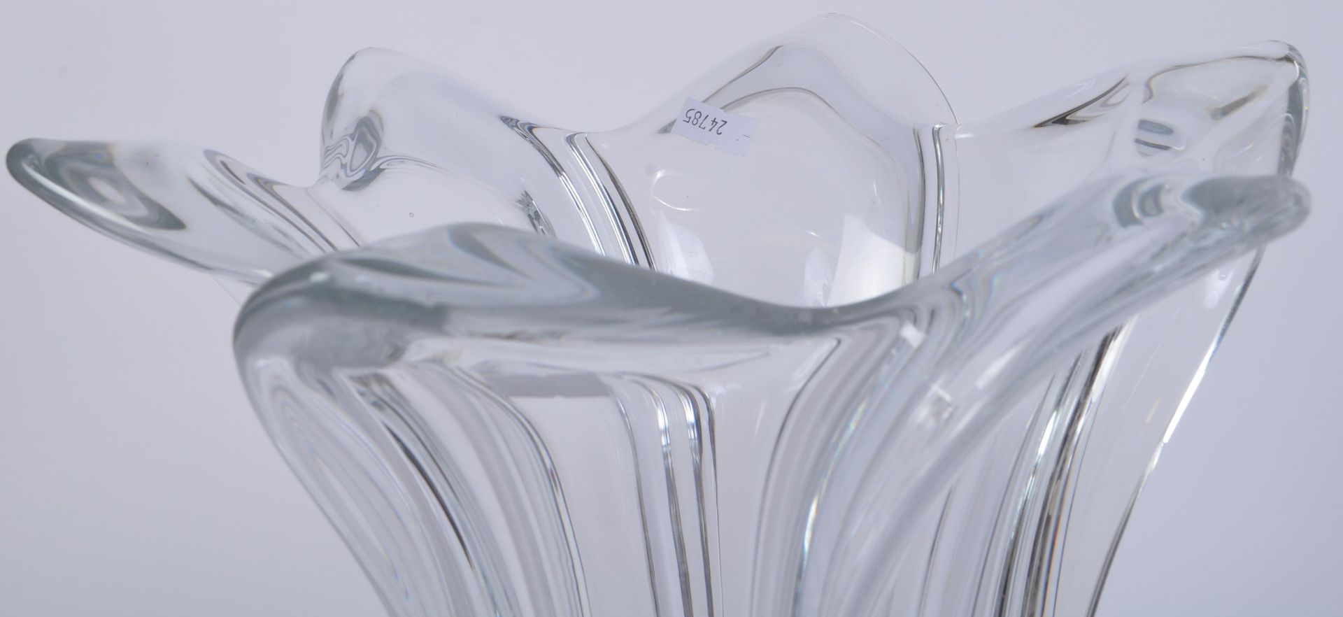 LARGE VINTAGE 20TH CENTURY CLEAR GLASS VASE - Image 2 of 3