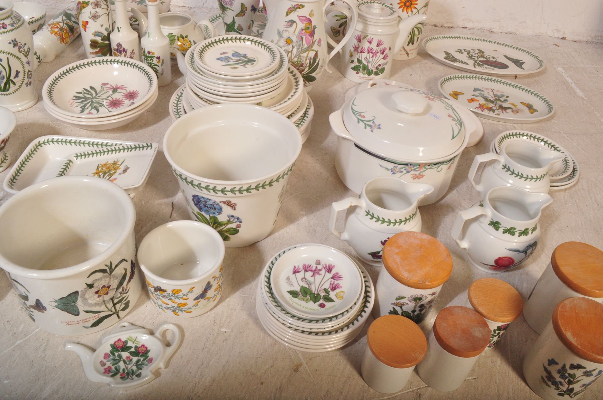 LARGE COLLECTION OF PORTMEIRION BOTANICAL CERAMICS - Image 5 of 7