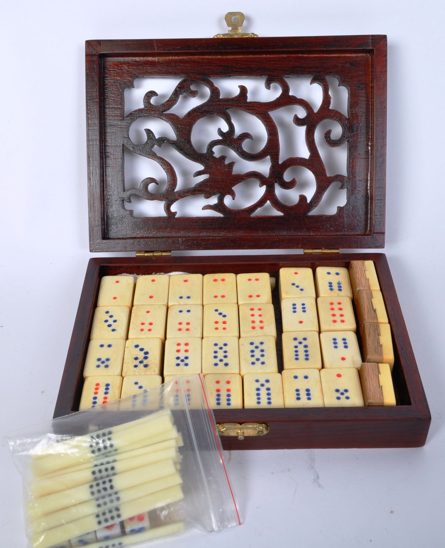 EDWARDIAN CHINESE BAMBOO & BONE MAHJONG GAME - Image 2 of 4