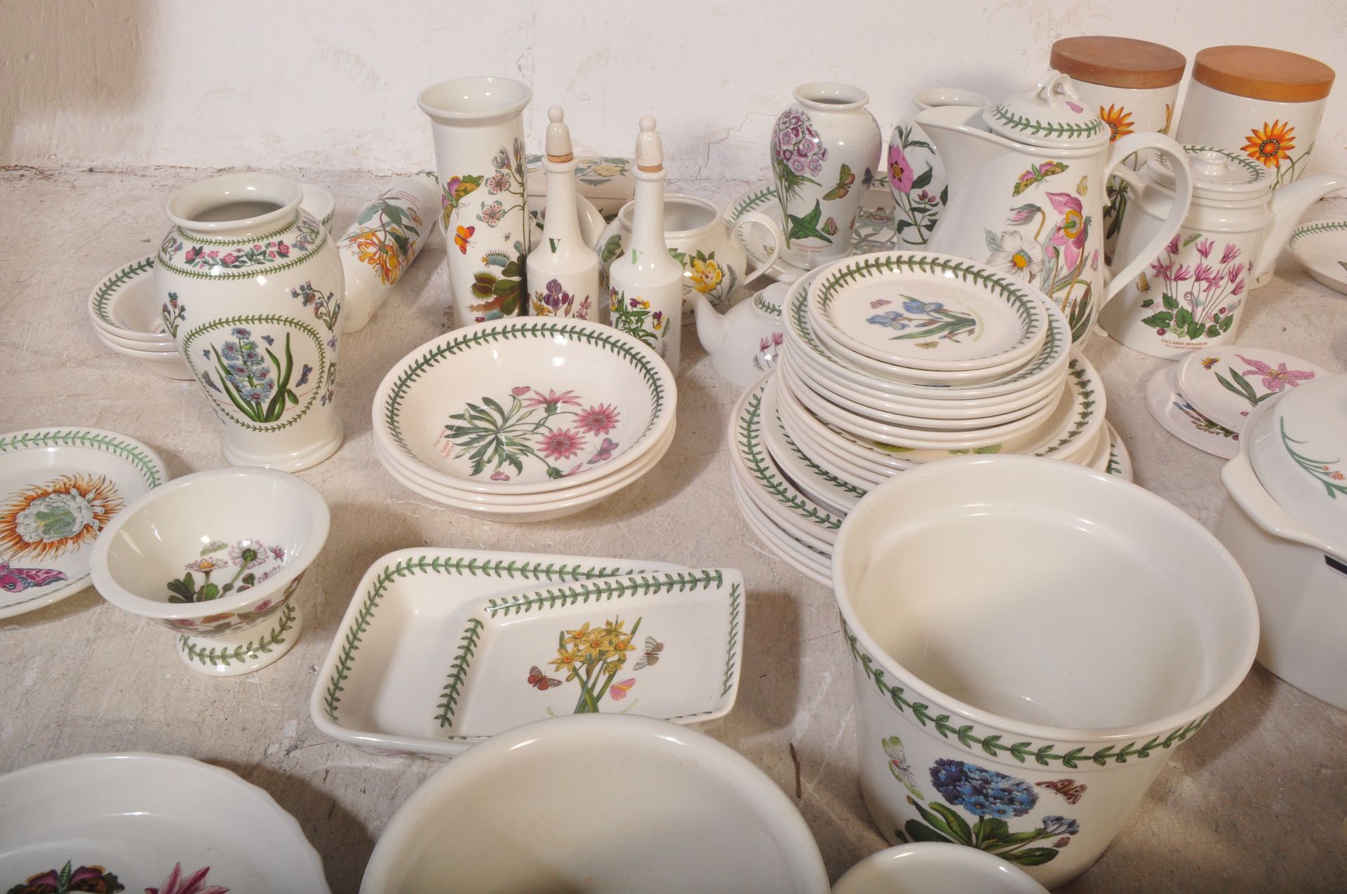 LARGE COLLECTION OF PORTMEIRION BOTANICAL CERAMICS - Image 4 of 7