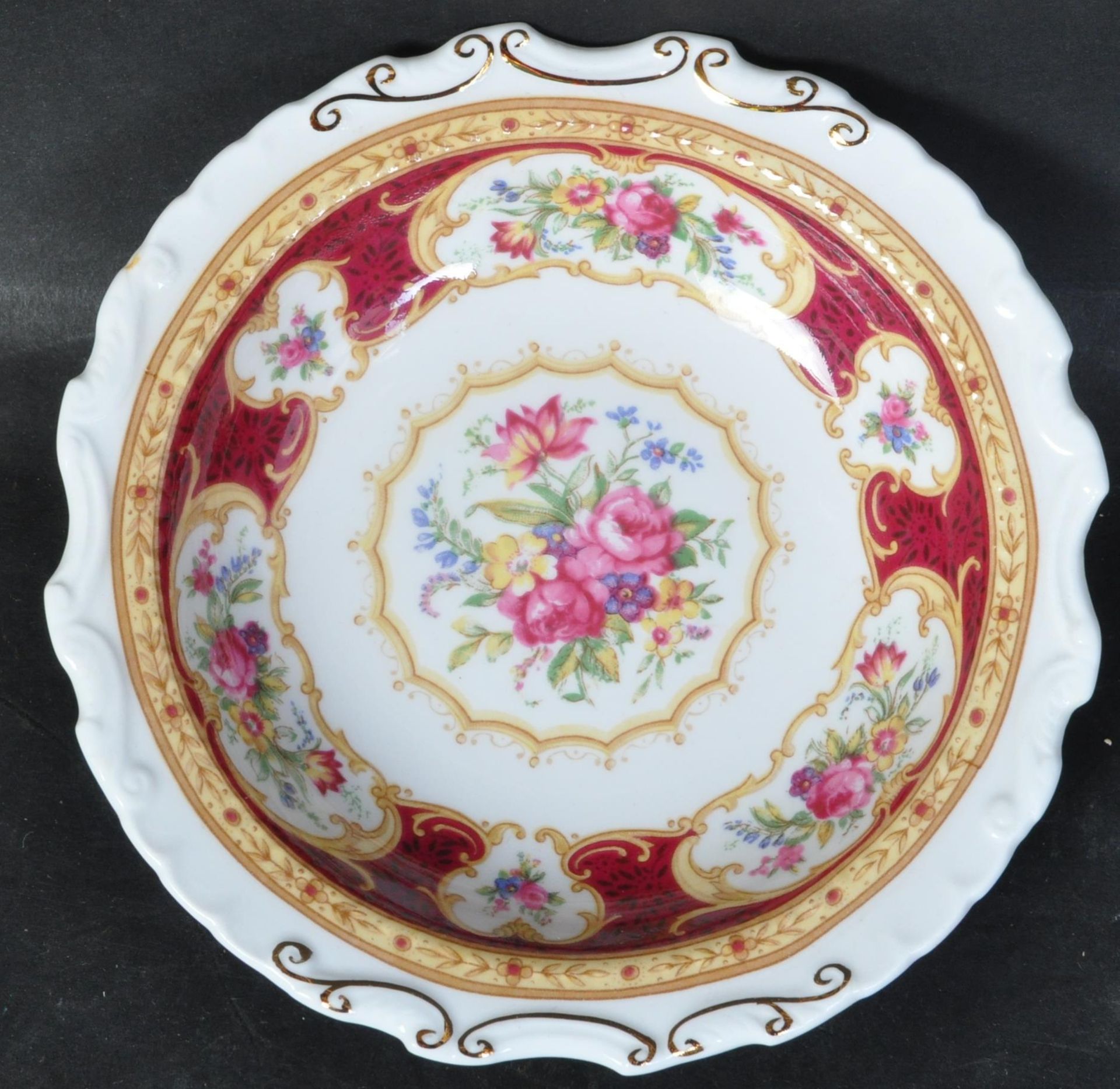 ROYAL ALBERT LADY HAMILTON VINTAGE PLATES & SERVING BOWL - Image 2 of 6