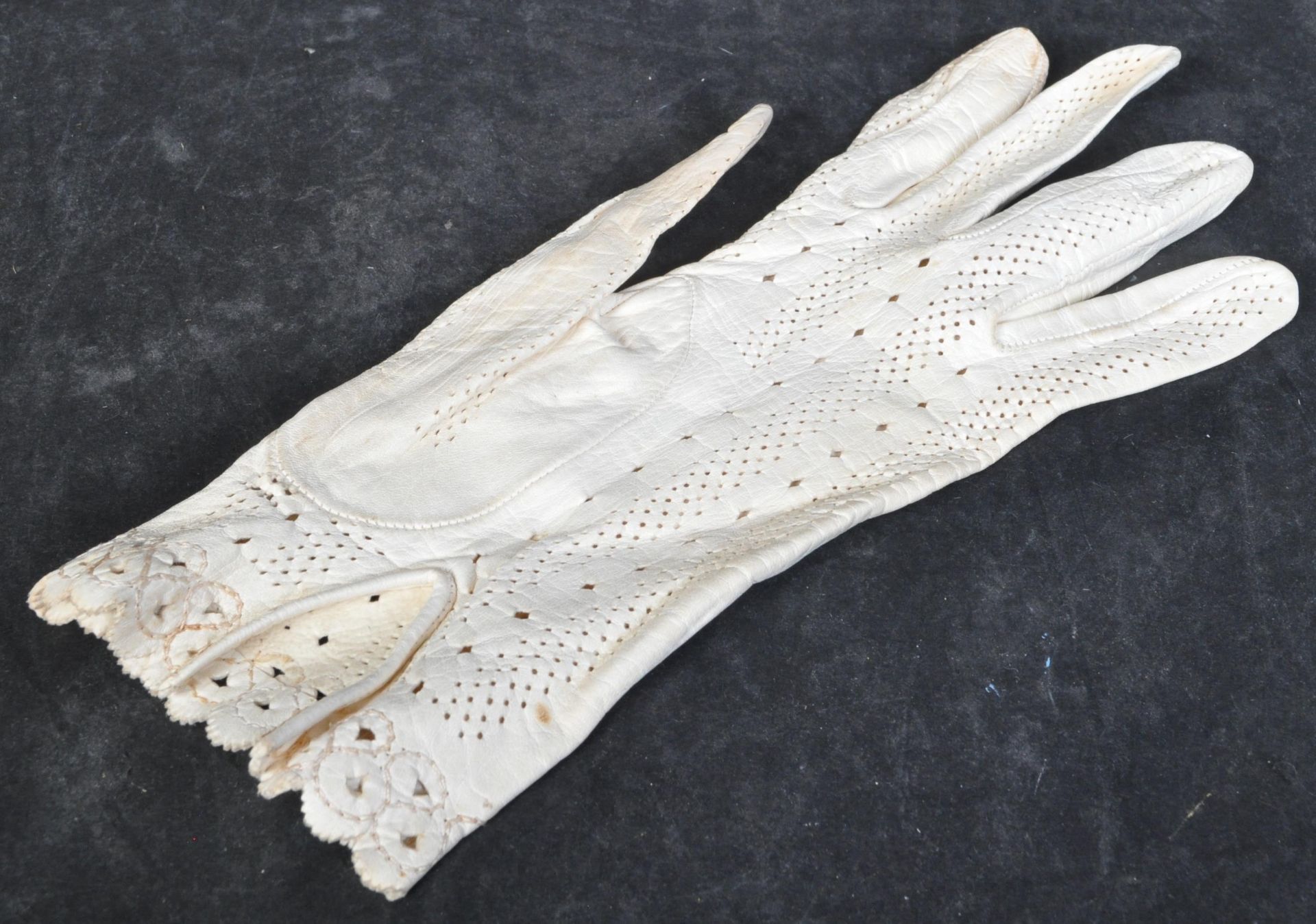 ASSORTMENT OF EARLY 20TH CENTURY WHITE GLOVES - LEATHER & SILK - Image 2 of 5