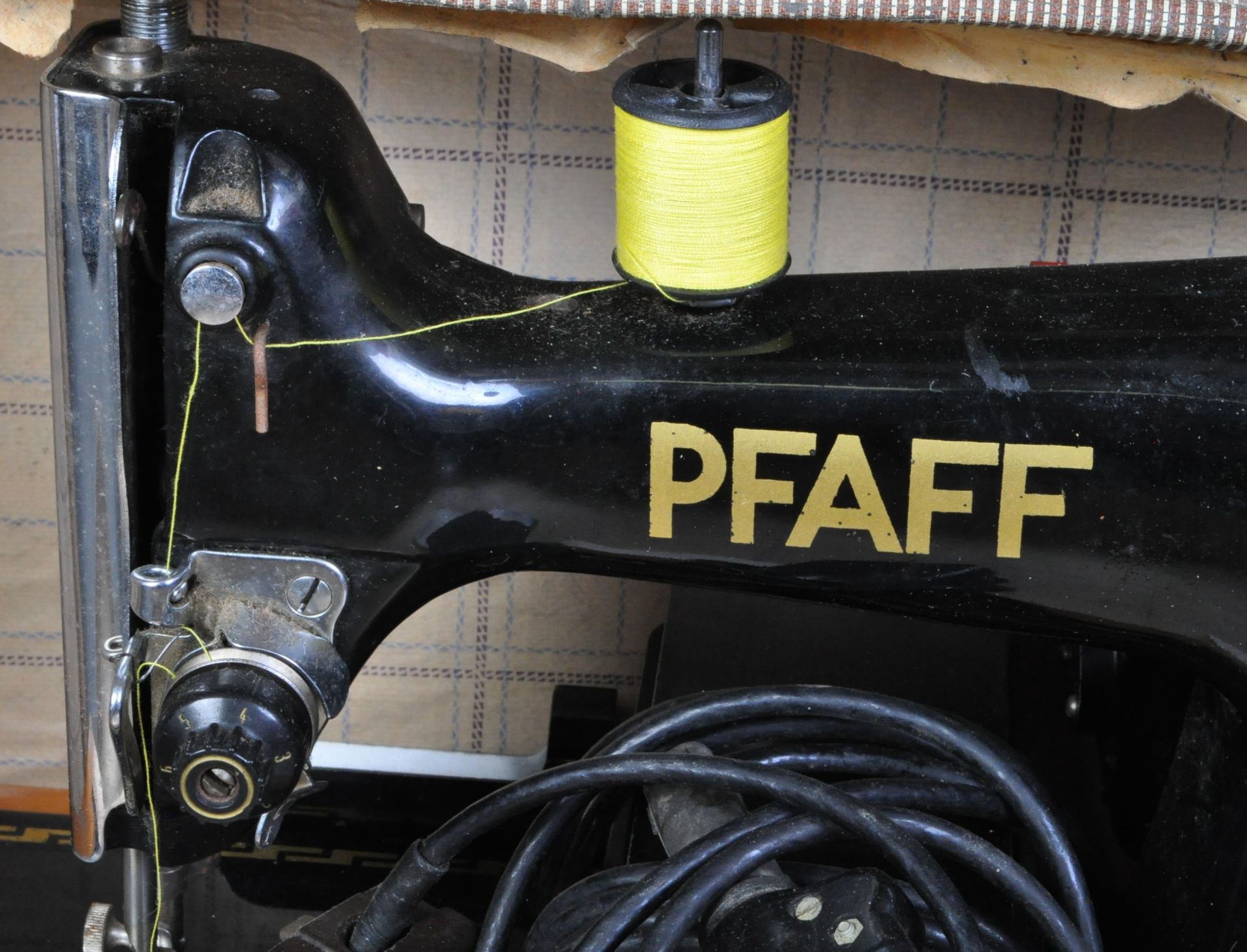 VINTAGE PFAFF 30 SEWING MACHINE IN CASE. - Image 2 of 4