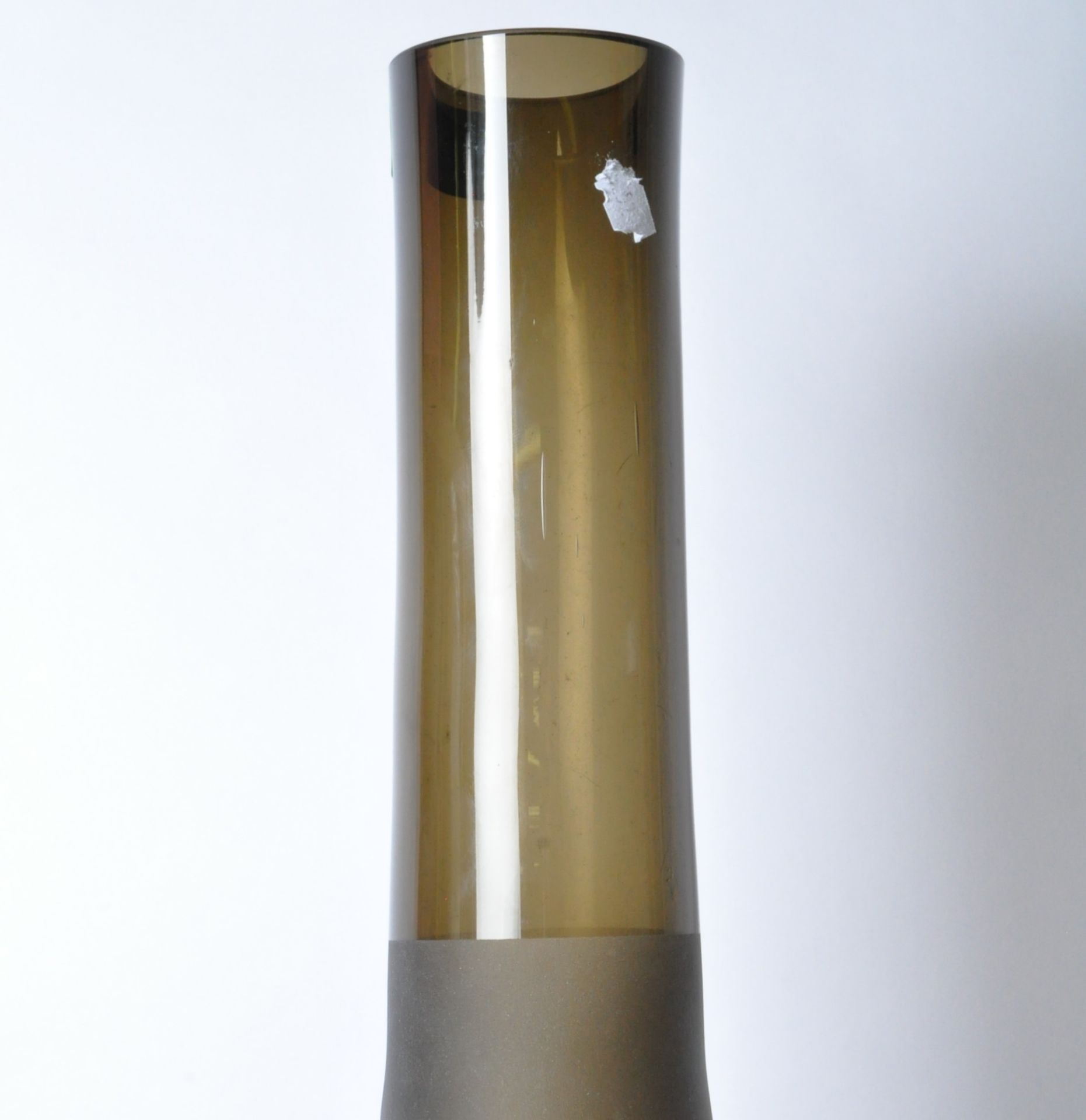 MID 20TH CENTURY - TALL GLASS OPAQUE VASE - Image 2 of 3