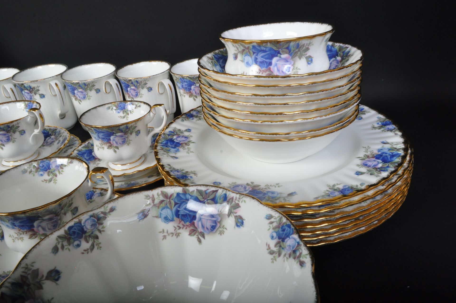 ROYAL ALBERY - MIDNIGHT ROSES - BONE CHINA TEA & DINNER SERVICE - Image 4 of 5