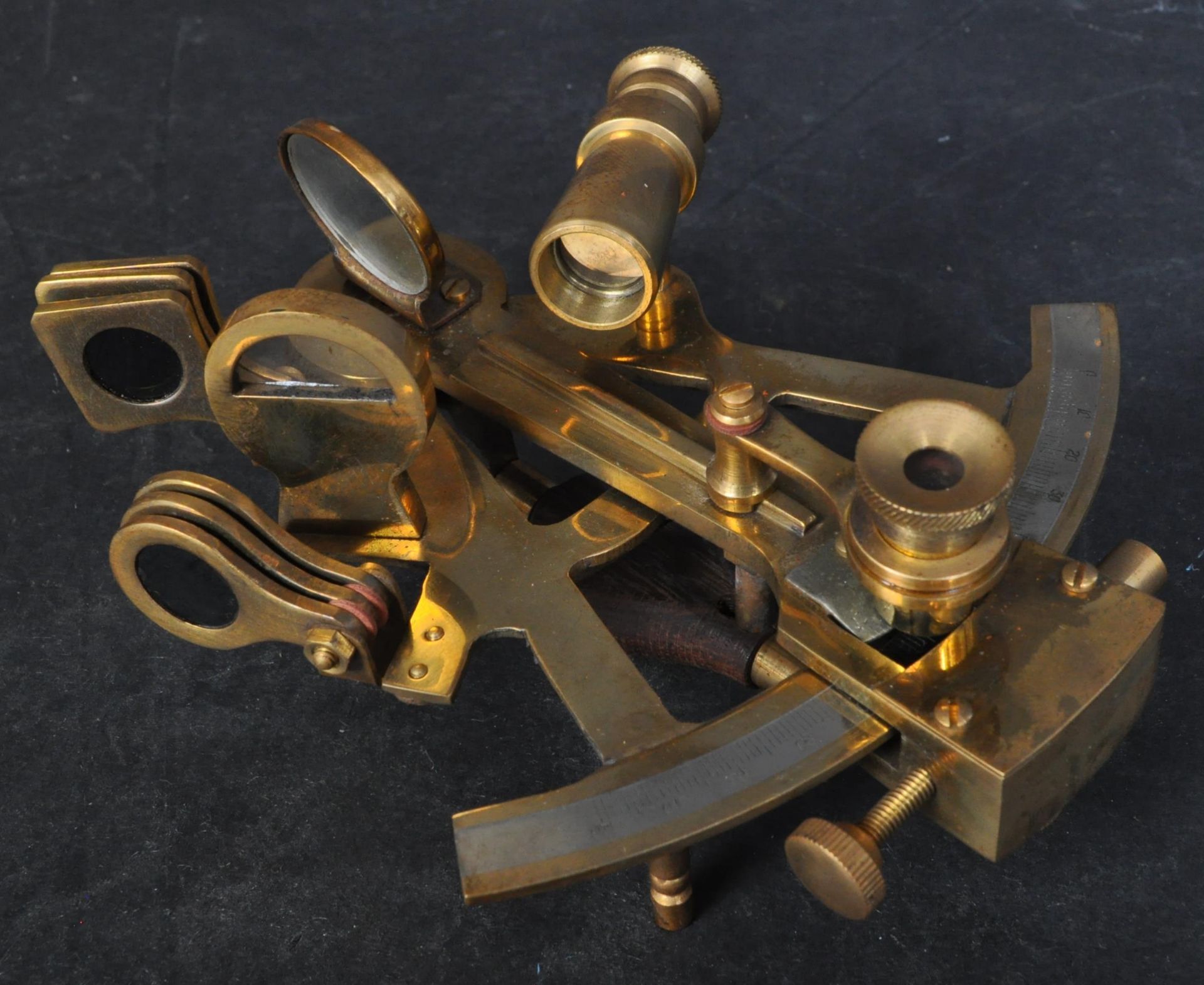 20TH CENTURY MAHOGANY AND BRASS CASED SEXTANT INSTRUMENT - Image 4 of 6