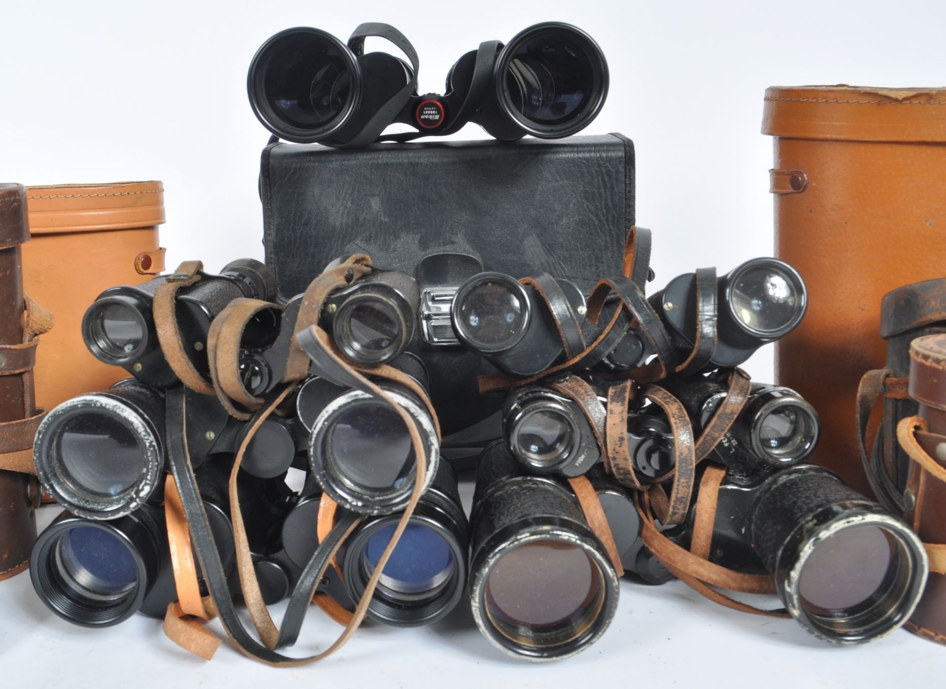 MIXED COLLECTION OF VINTAGE CASED BINOCULARS - Image 4 of 5