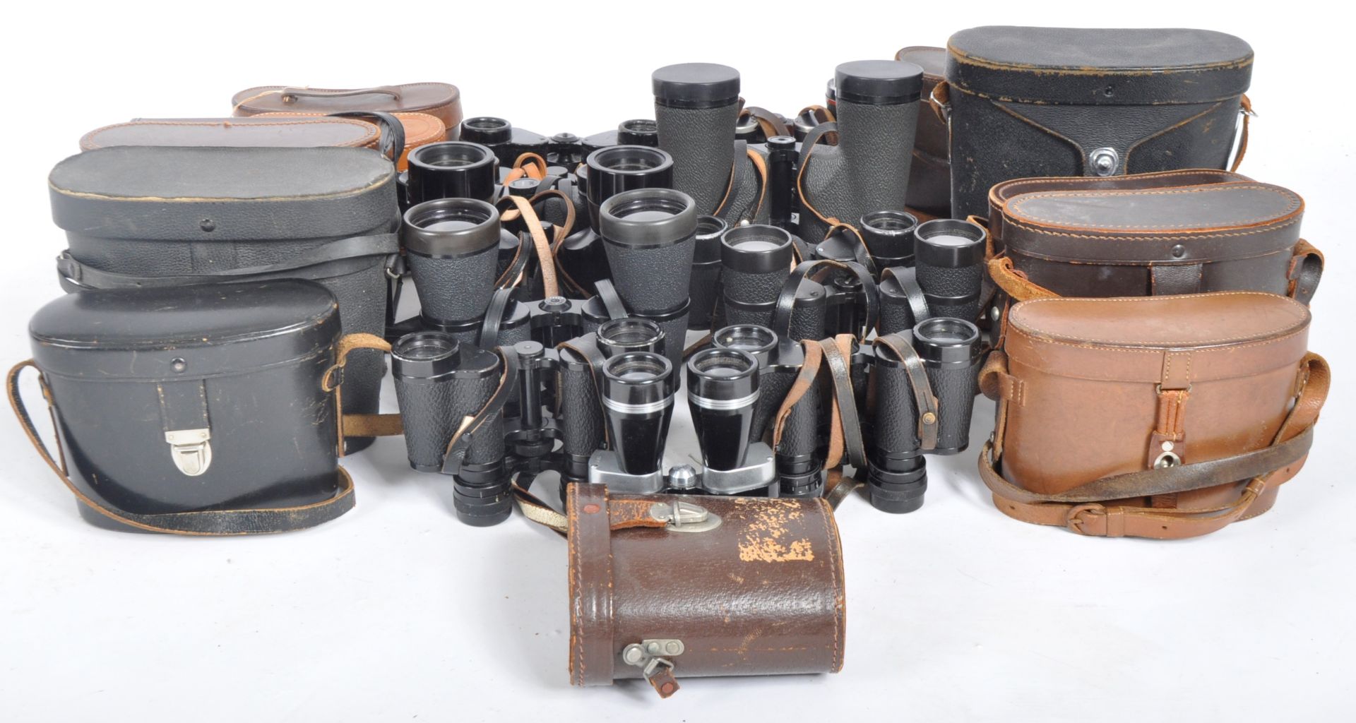 MIXED COLLECTION OF VINTAGE CASED BINOCULARS - Image 4 of 5