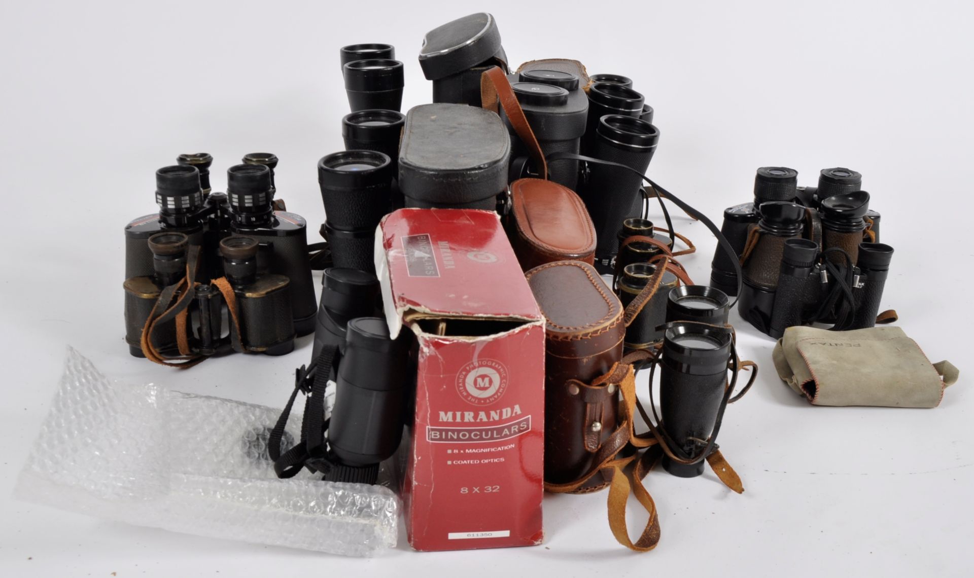 MIXED COLLECTION OF VINTAGE BINOCULARS - Image 4 of 9