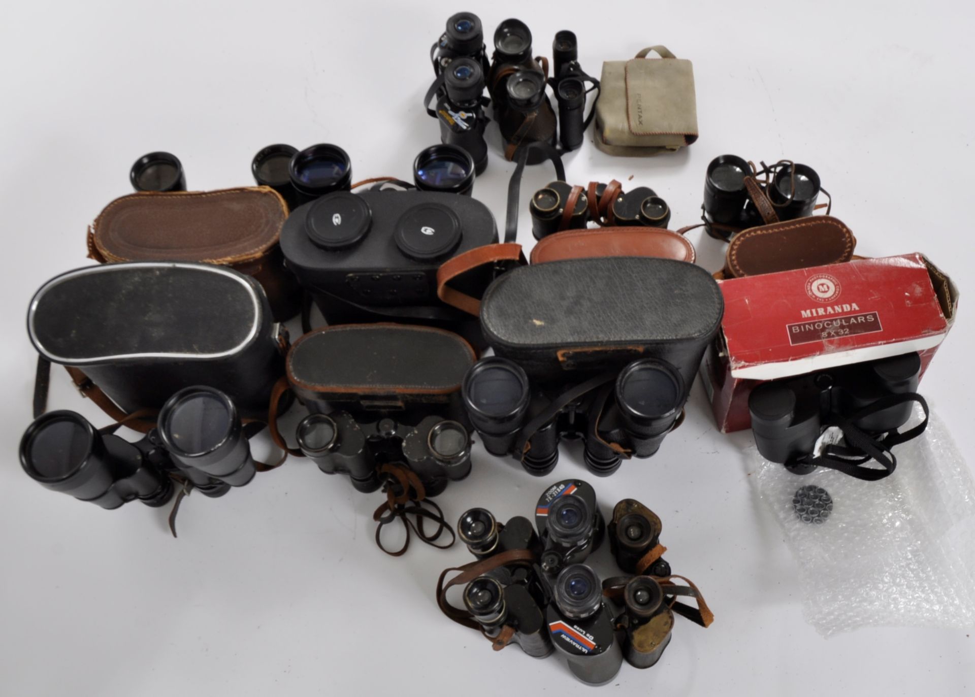 MIXED COLLECTION OF VINTAGE BINOCULARS - Image 8 of 9