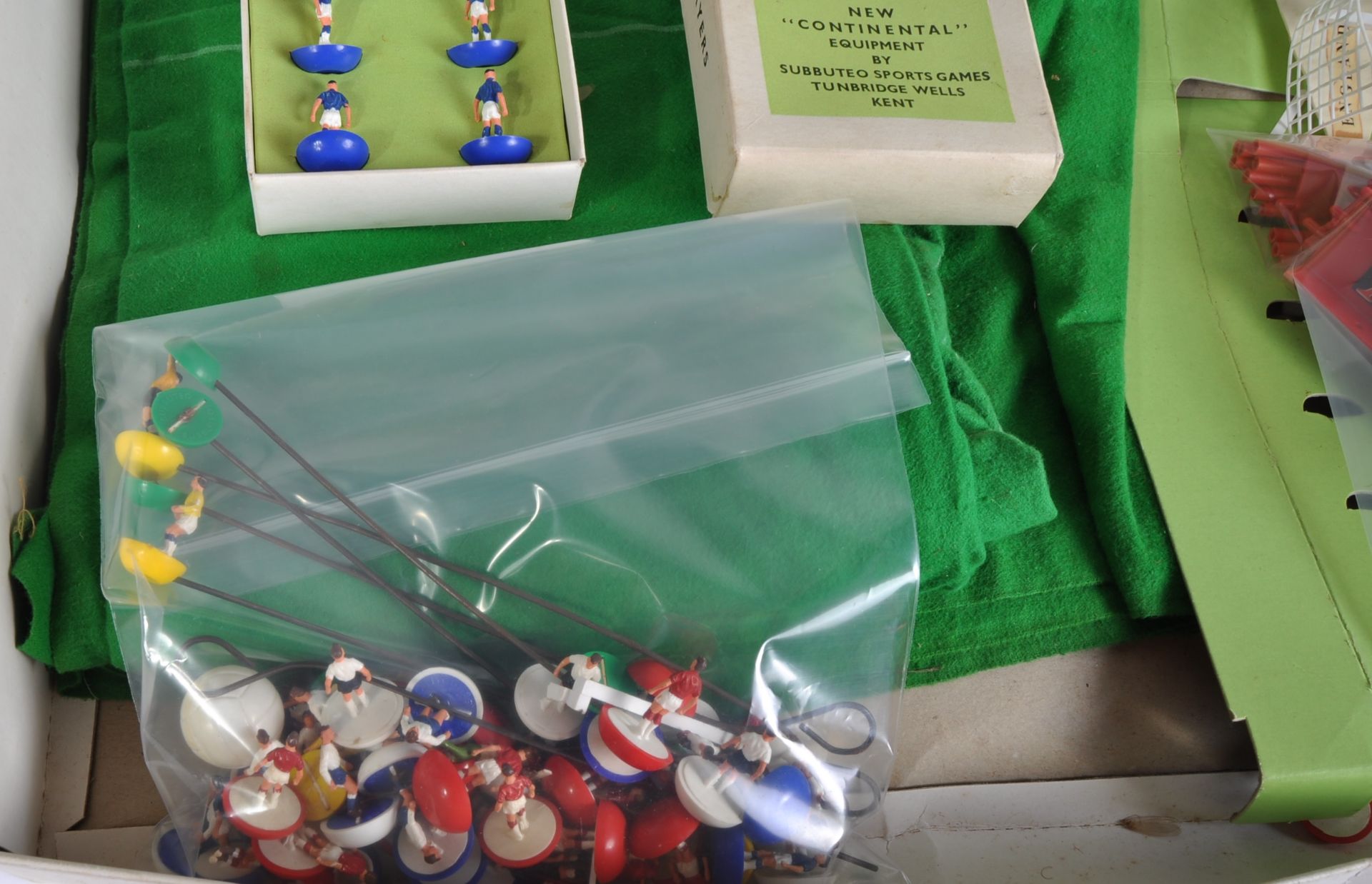 COLLECTION OF VINTAGE SUBBUTEO TABLETOP FOOTBALL GAME PIECES - Image 4 of 4