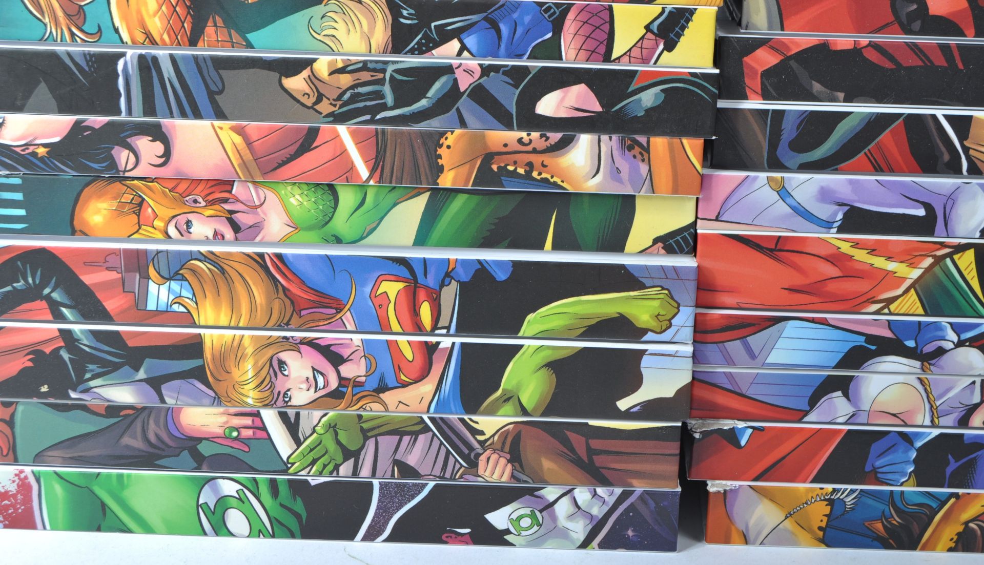 LARGE COLLECTION OF DC HEROES & VILLAINS COLLECTABLE BOOKS - Image 6 of 6