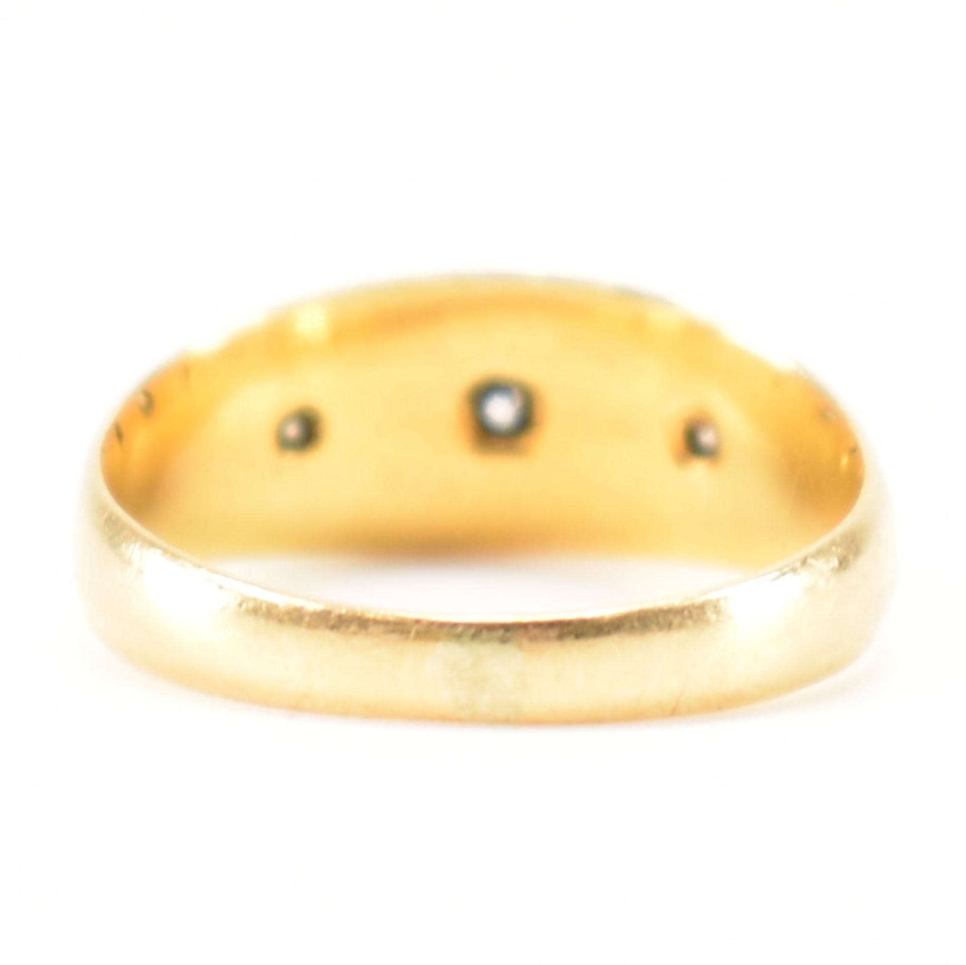 HALLMARKED 18CT GOLD & DIAMOND THREE STONE DOME RING - Image 4 of 9