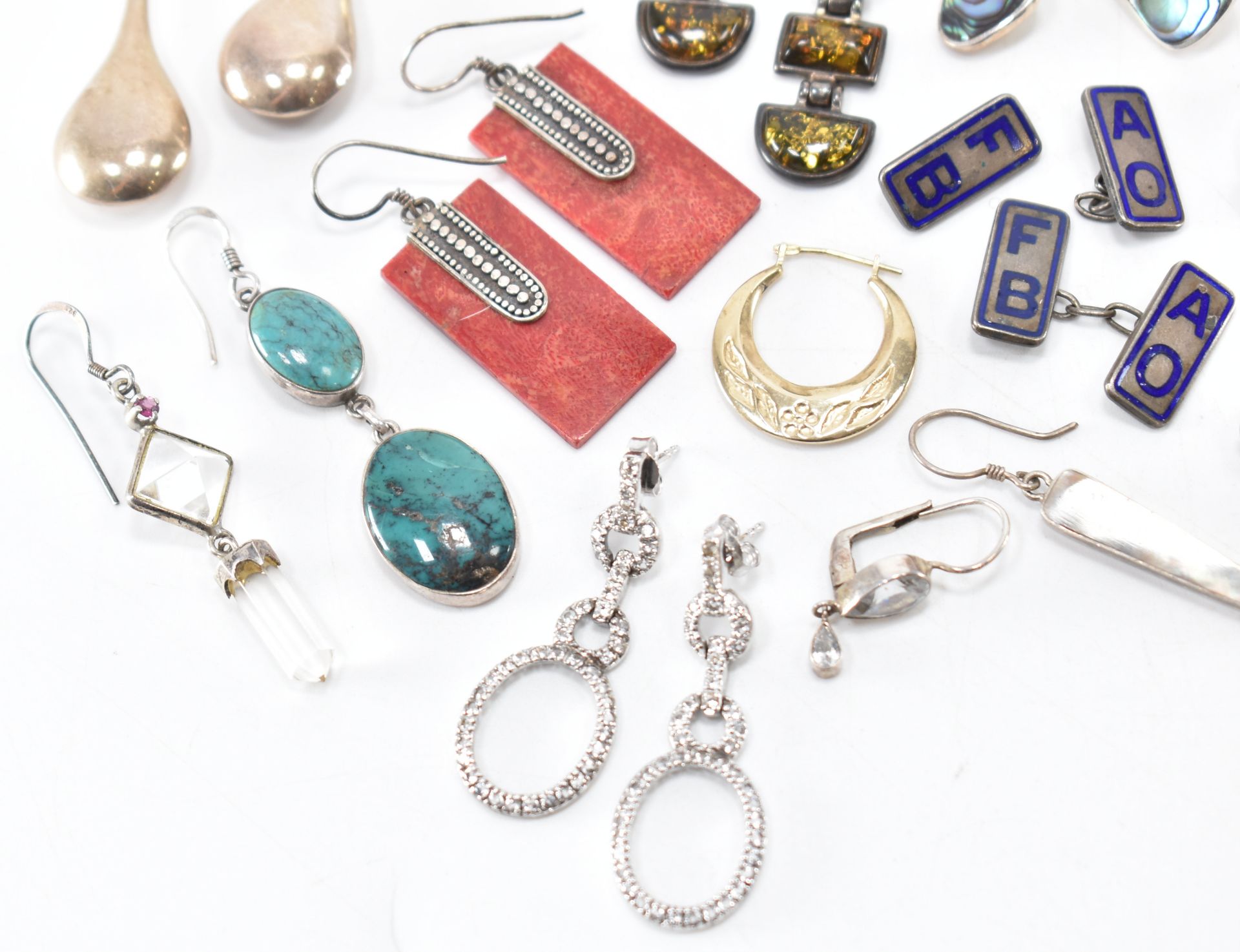 COLLECTION OF ASSORTED SILVER EARRINGS & RINGS - Image 5 of 5