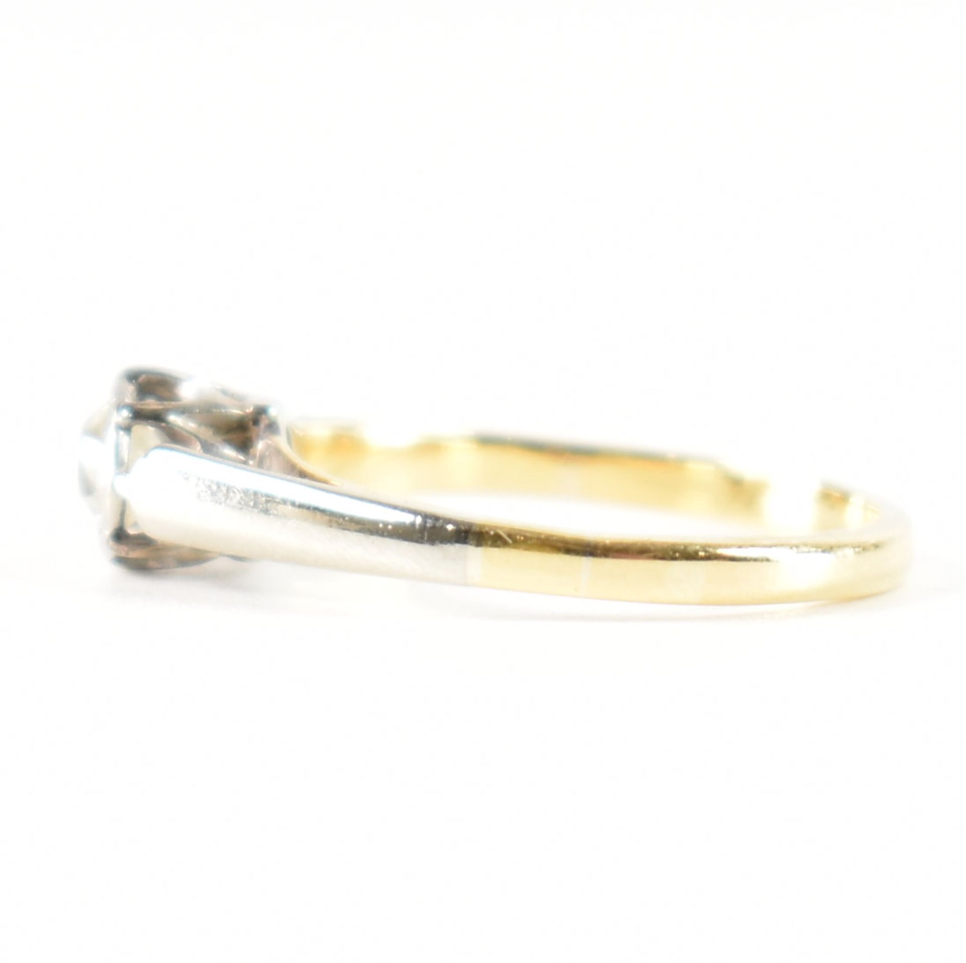 18CT GOLD & DIAMOND SOLITAIRE ENGAGEMENT STYLE RING - Image 2 of 8
