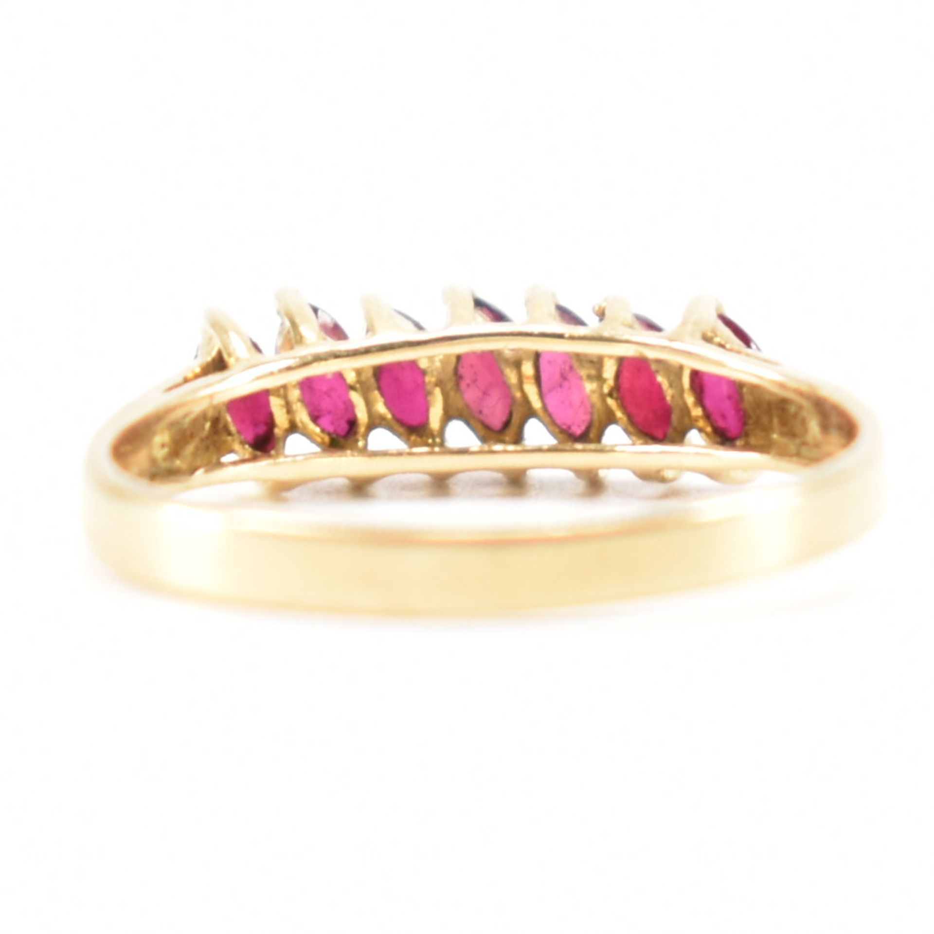 GOLD & RUBY SEVEN STONE RING - Image 3 of 9