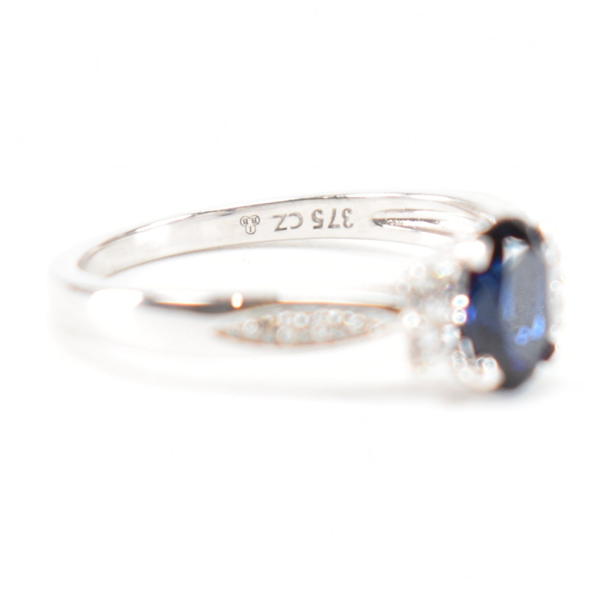 HALLMARKED 9CT GOLD SYNTHETIC SAPPHIRE & CZ RING - Image 6 of 8