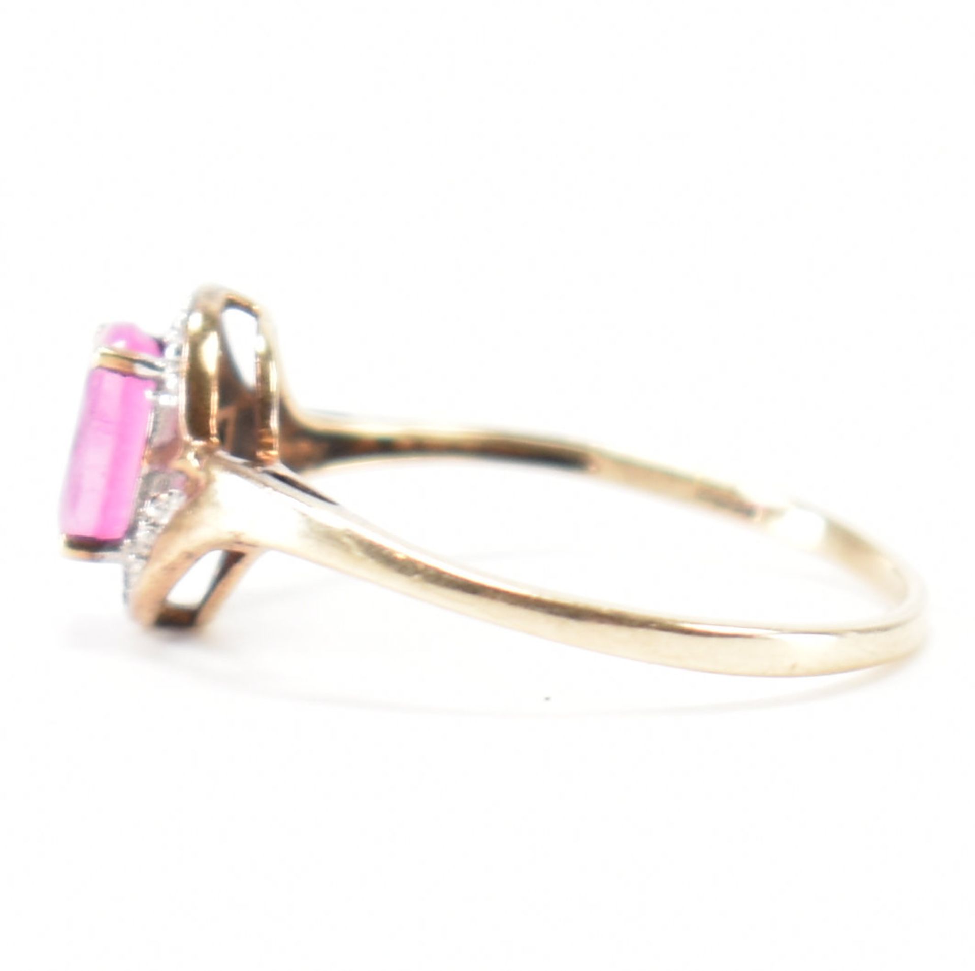HALLMARKED 9CT GOLD PINK STONE & DIAMOND CROSSOVER RING - Image 2 of 8