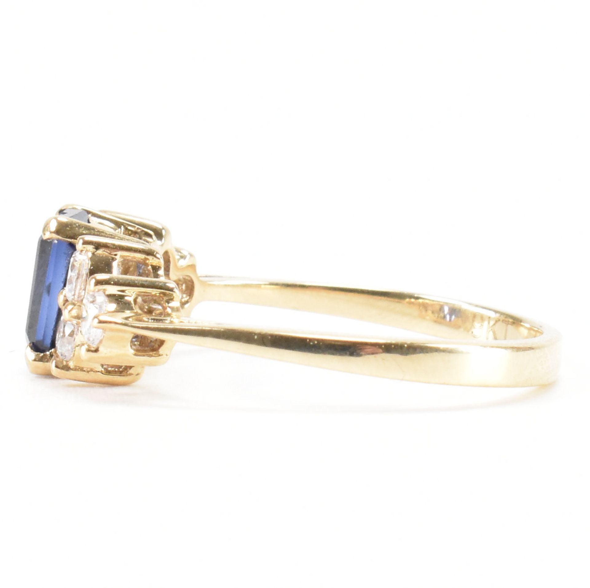 HALLMARKED 9CT GOLD SYNTHETIC SAPPHIRE & CZ THREE STONE RING - Image 2 of 8