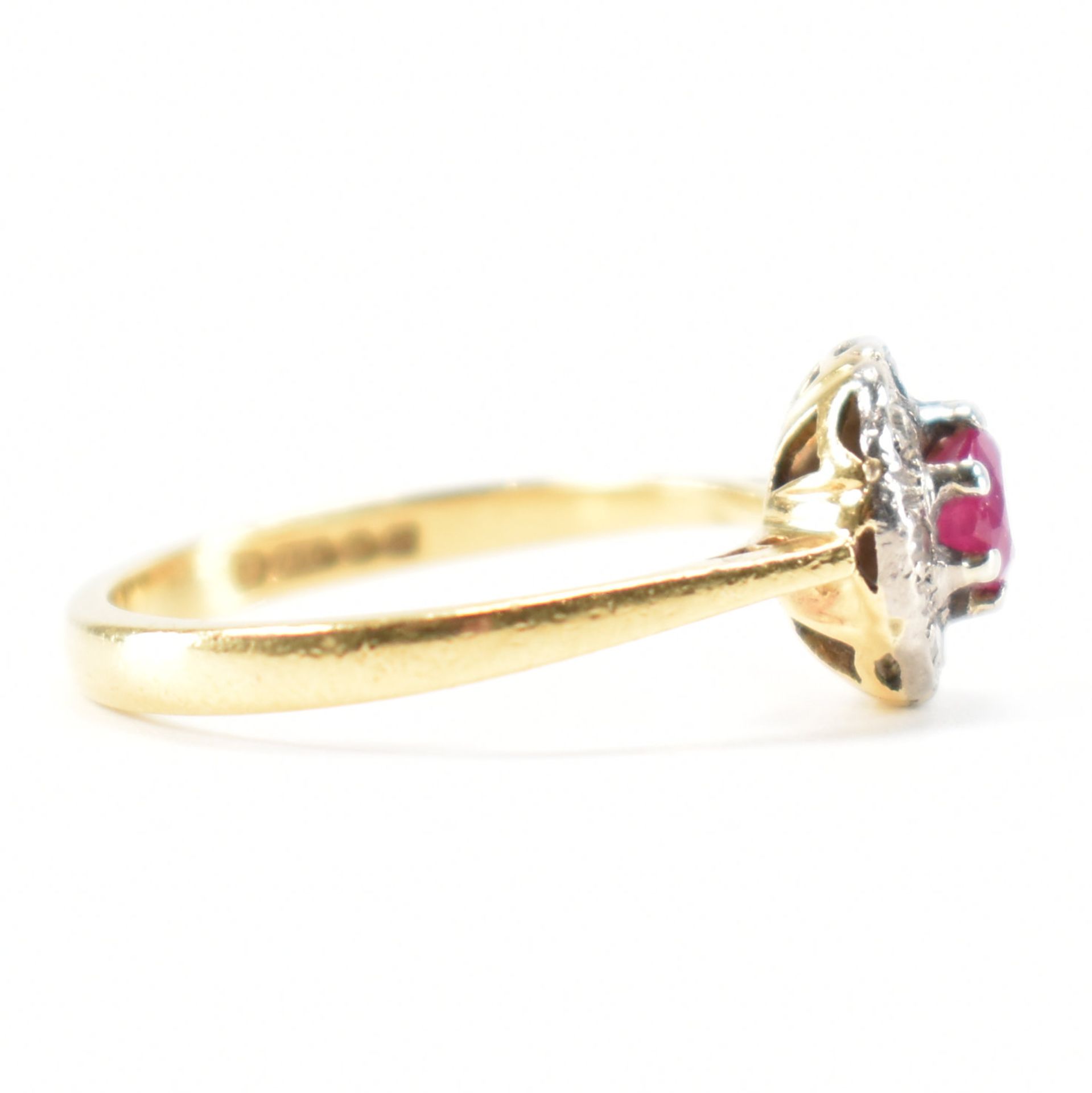 HALLMARKED 18CT GOLD RUBY & DIAMOND CLUSTER RING - Image 5 of 9