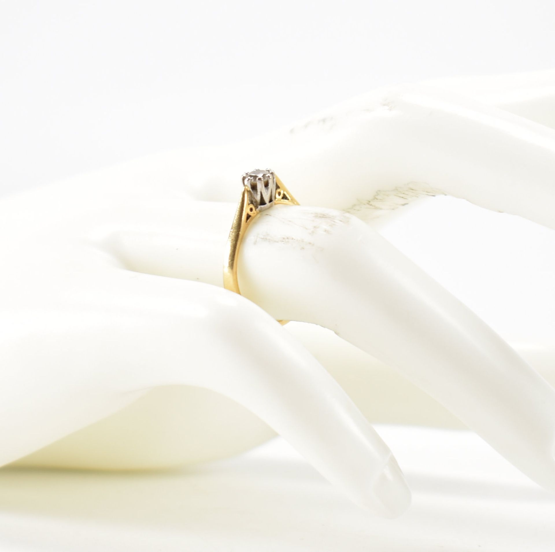 HALLMARKED 18CT GOLD & DIAMOND SOLITAIRE RING - Image 9 of 9