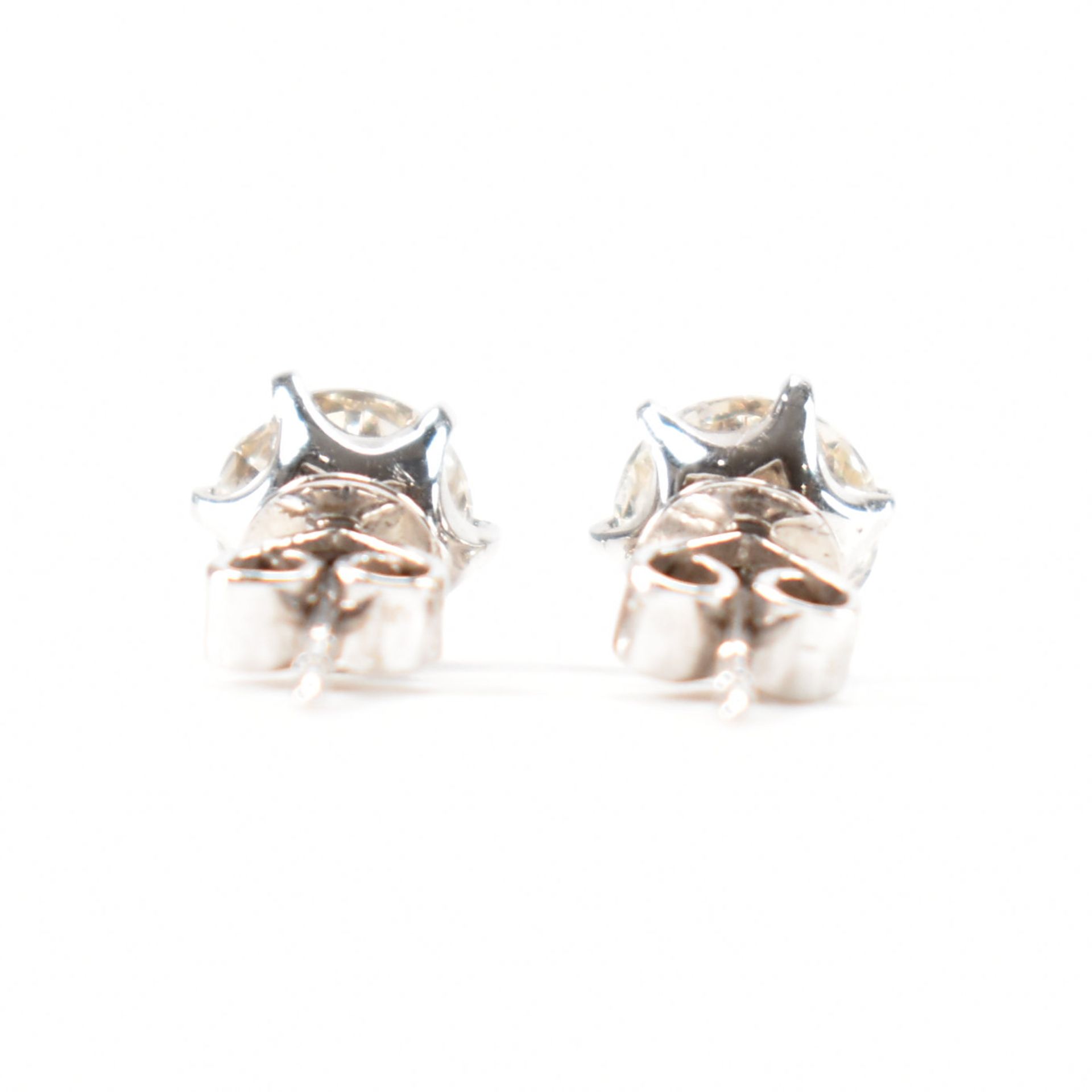 18CT GOLD & DIAMOND STUD EARRINGS 1.3CT 1.2CT - Image 2 of 4