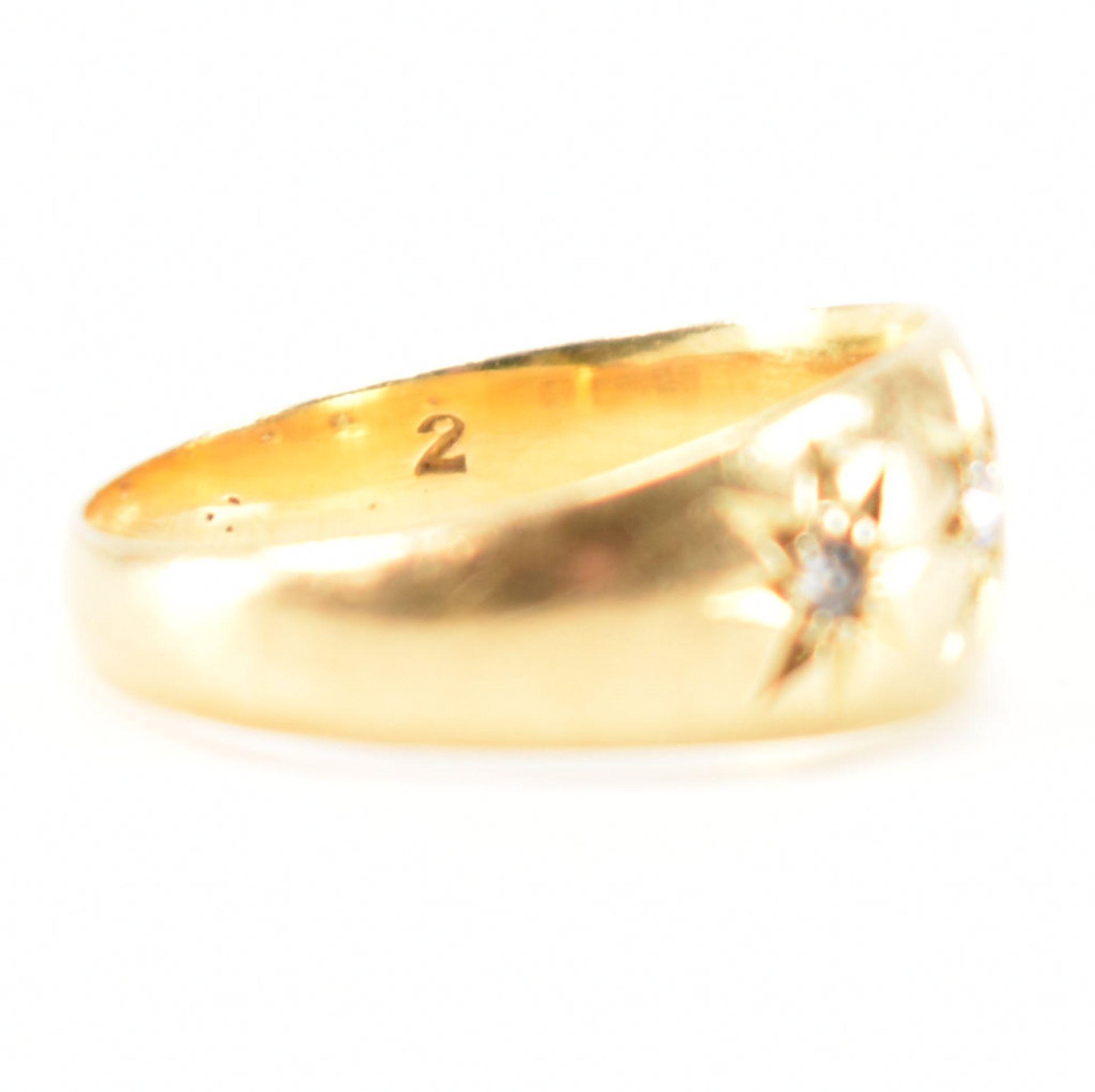 HALLMARKED 18CT GOLD & DIAMOND THREE STONE DOME RING - Image 6 of 9