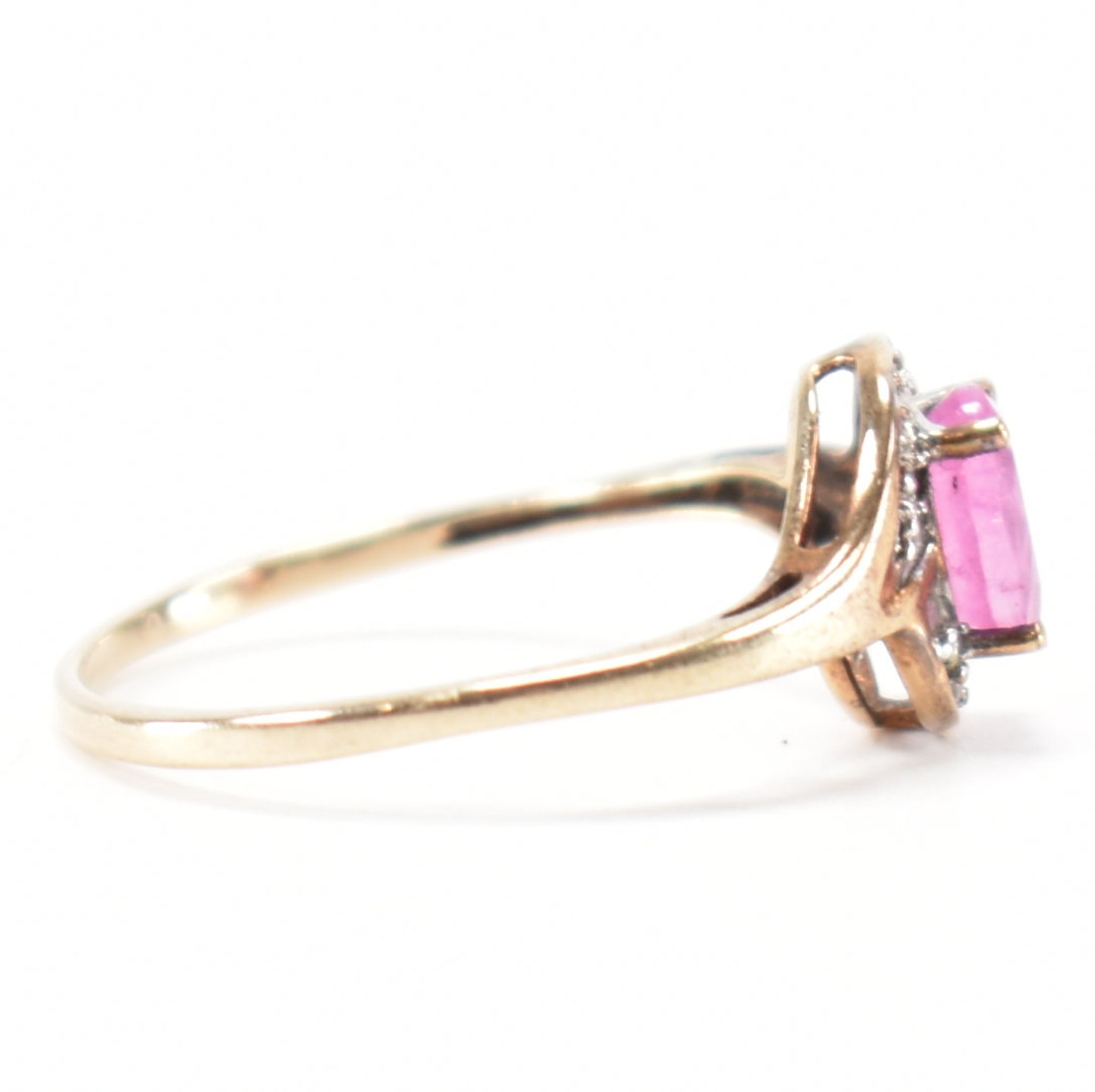 HALLMARKED 9CT GOLD PINK STONE & DIAMOND CROSSOVER RING - Image 5 of 8