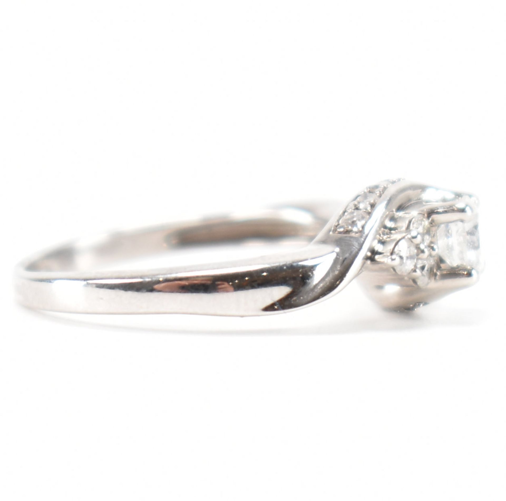 WHITE GOLD & DIAMOND CROSSOVER RING - Image 5 of 7