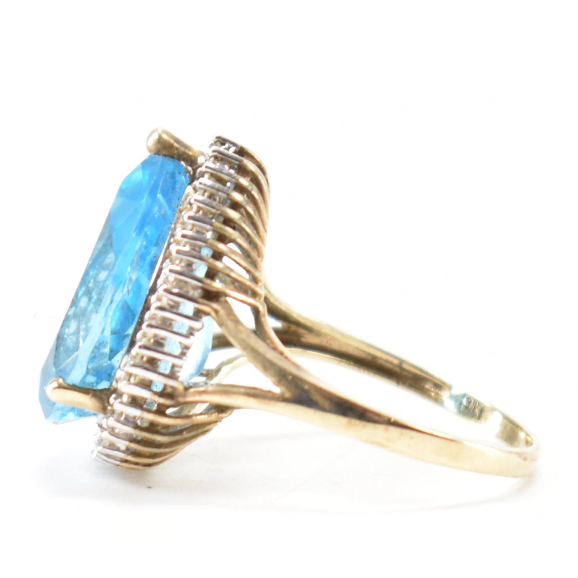 HALLMARKED 9CT GOLD BLUE STONE & DIAMOND HALO RING - Image 2 of 9