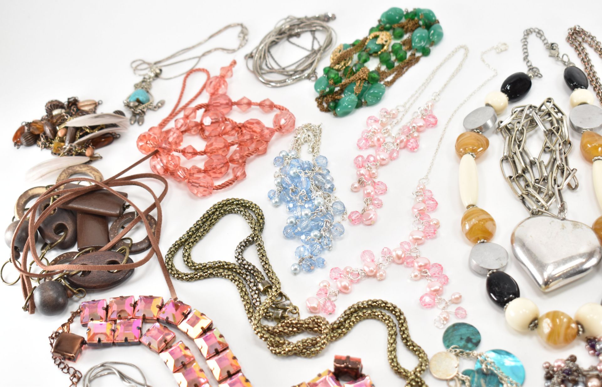 ASSORTED COLLECTION OF NECKLACES & CHAINS - Image 9 of 13