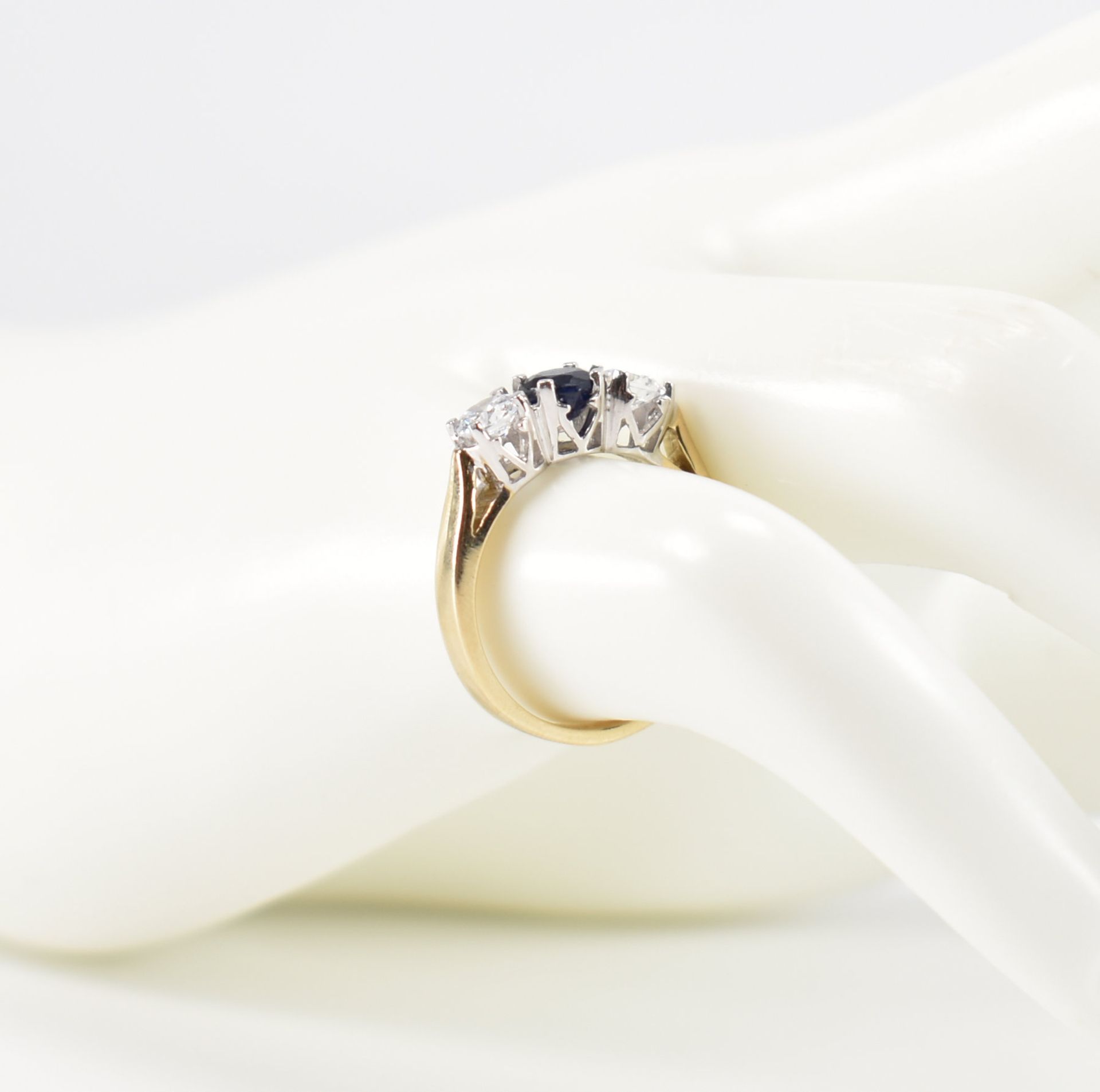 HALLMARKED 9CT GOLD SYNTHETIC SAPPHIRE & CZ RING - Image 8 of 8