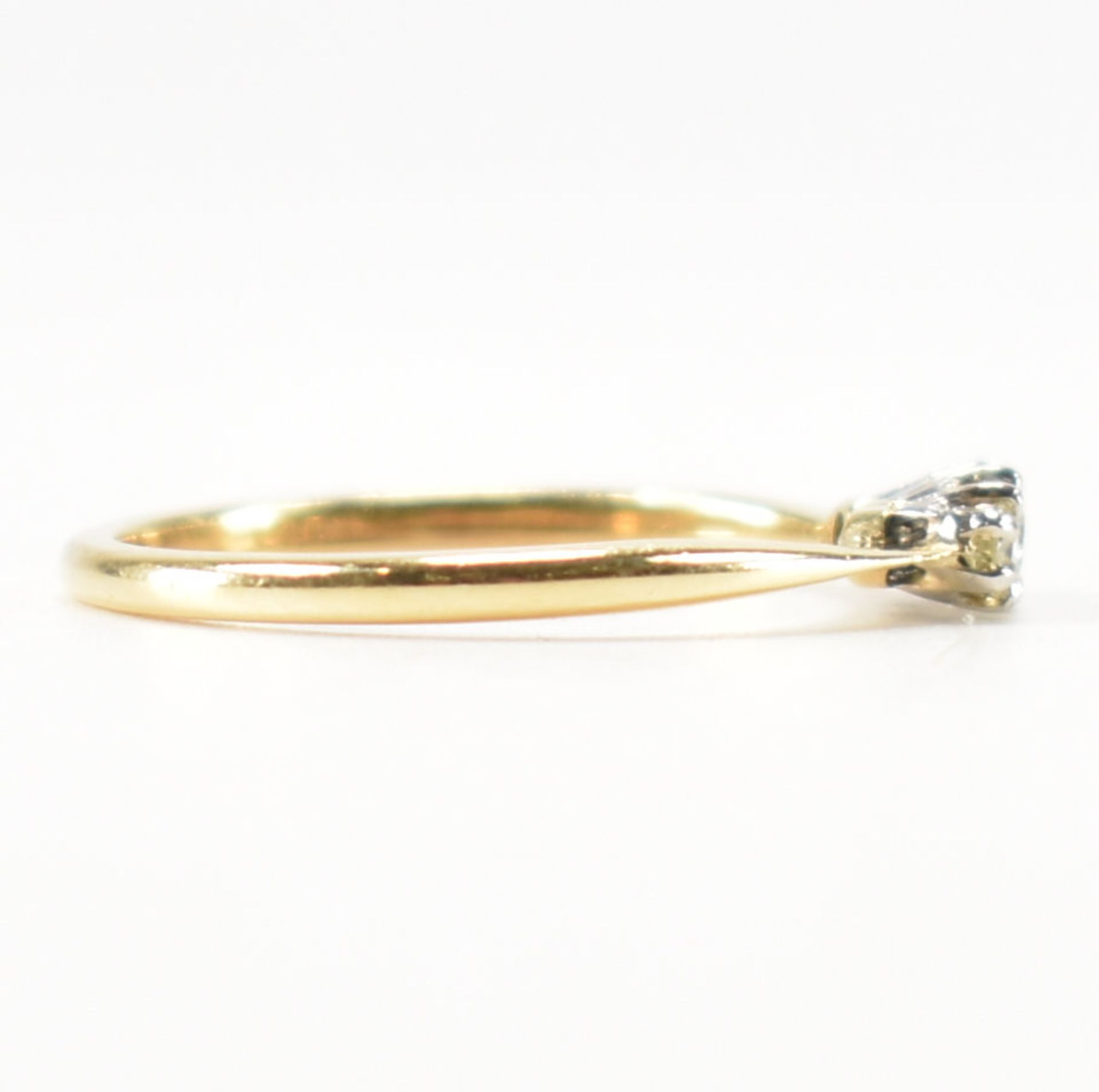 18CT GOLD & PLATINUM THREE STONE DIAMOND RING - Image 5 of 8