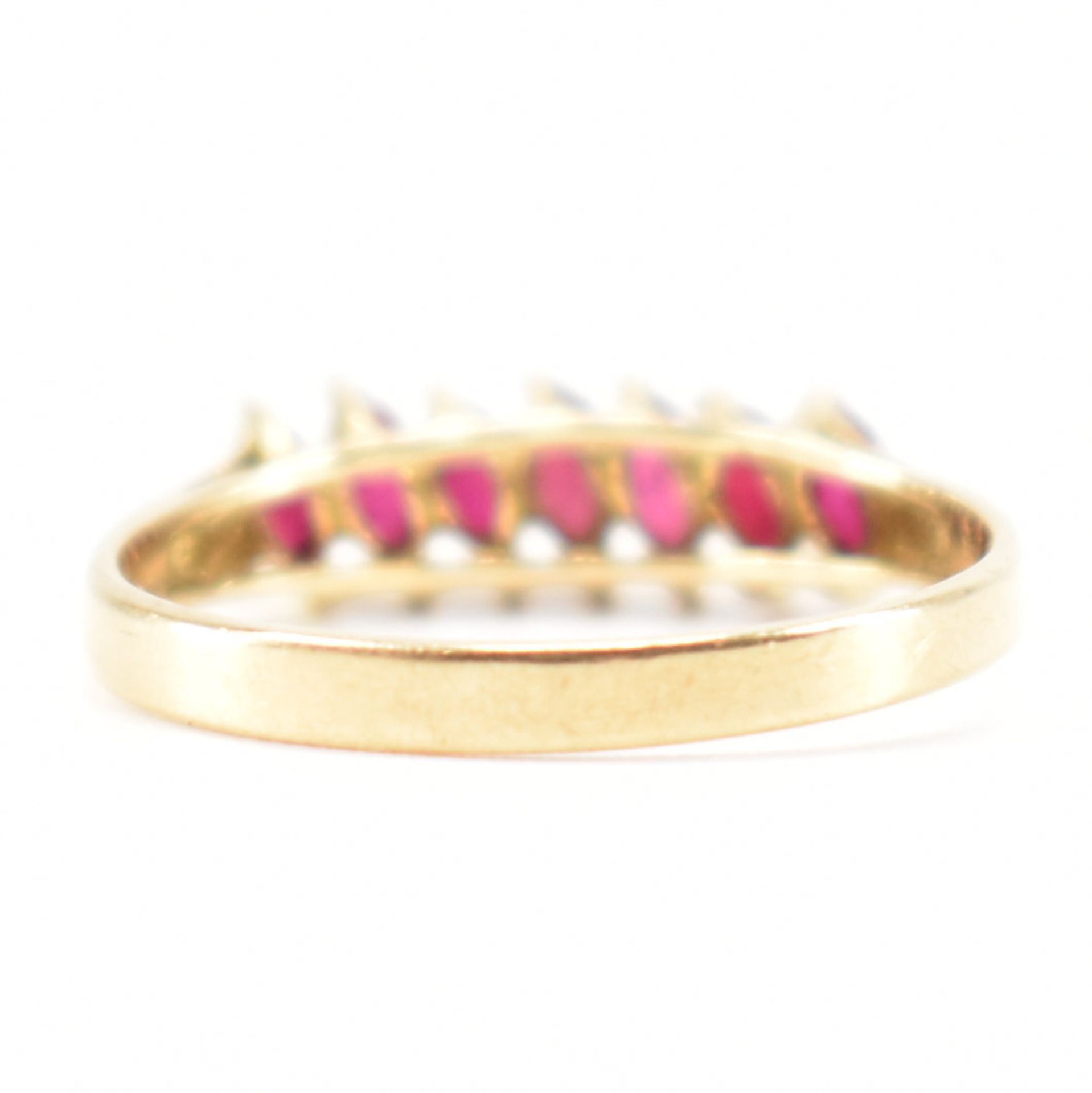 GOLD & RUBY SEVEN STONE RING - Image 4 of 9