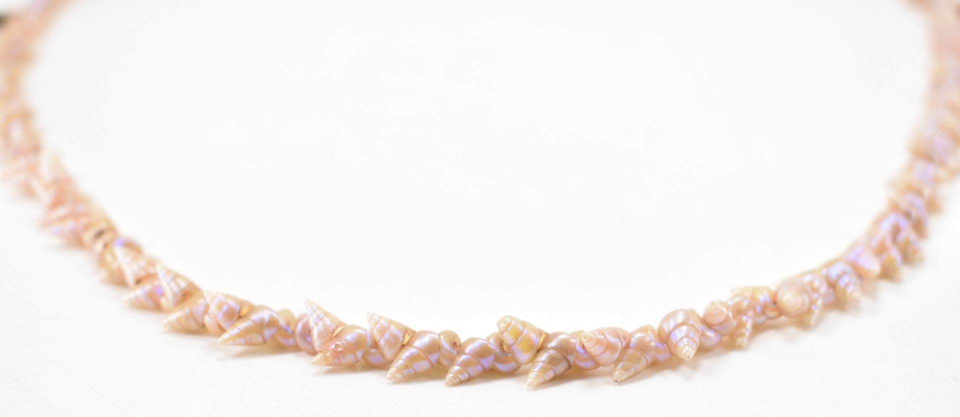 VINTAGE MID CENTURY TURBO SHELL NECKLACE - Image 4 of 12