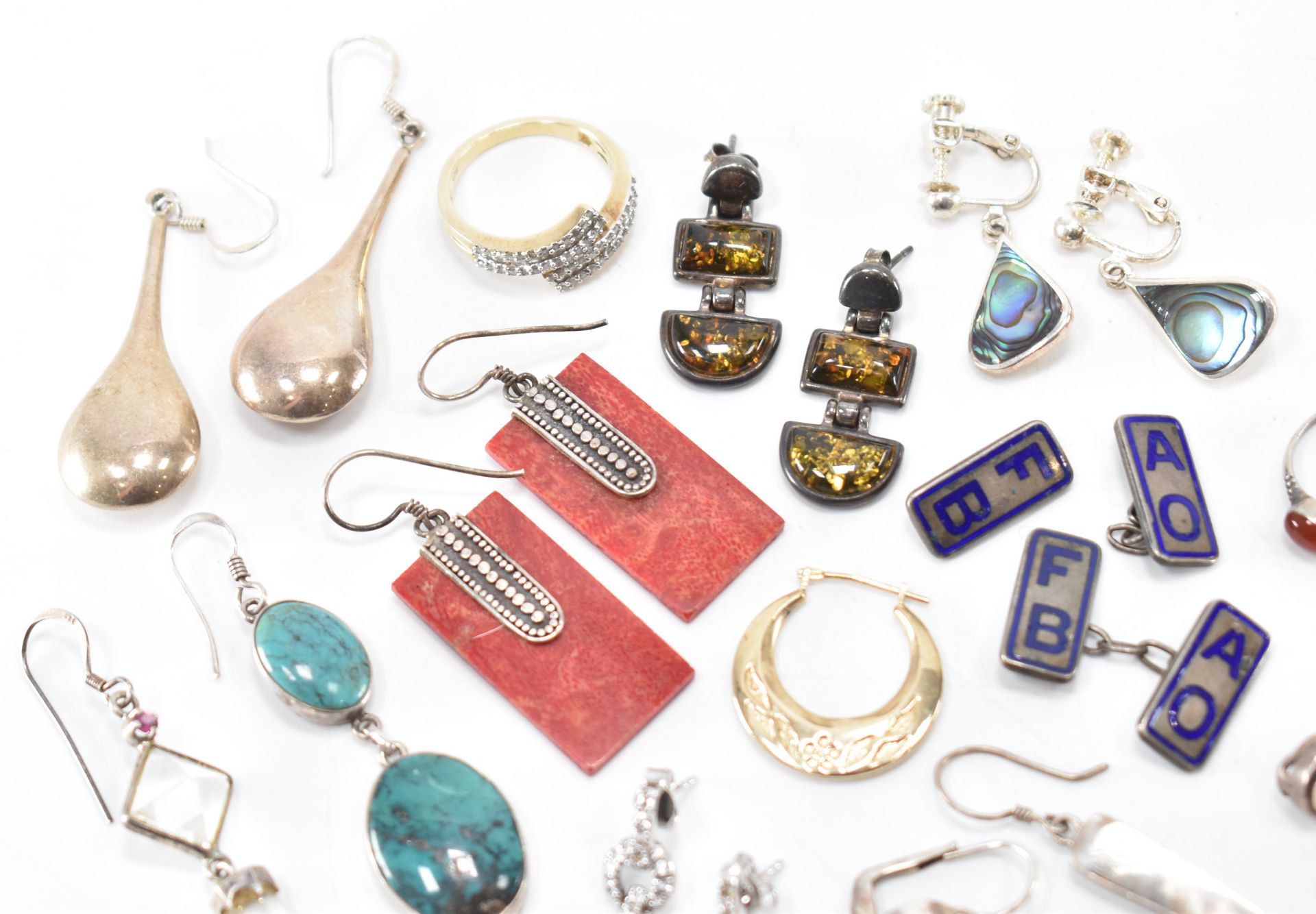 COLLECTION OF ASSORTED SILVER EARRINGS & RINGS - Image 2 of 5