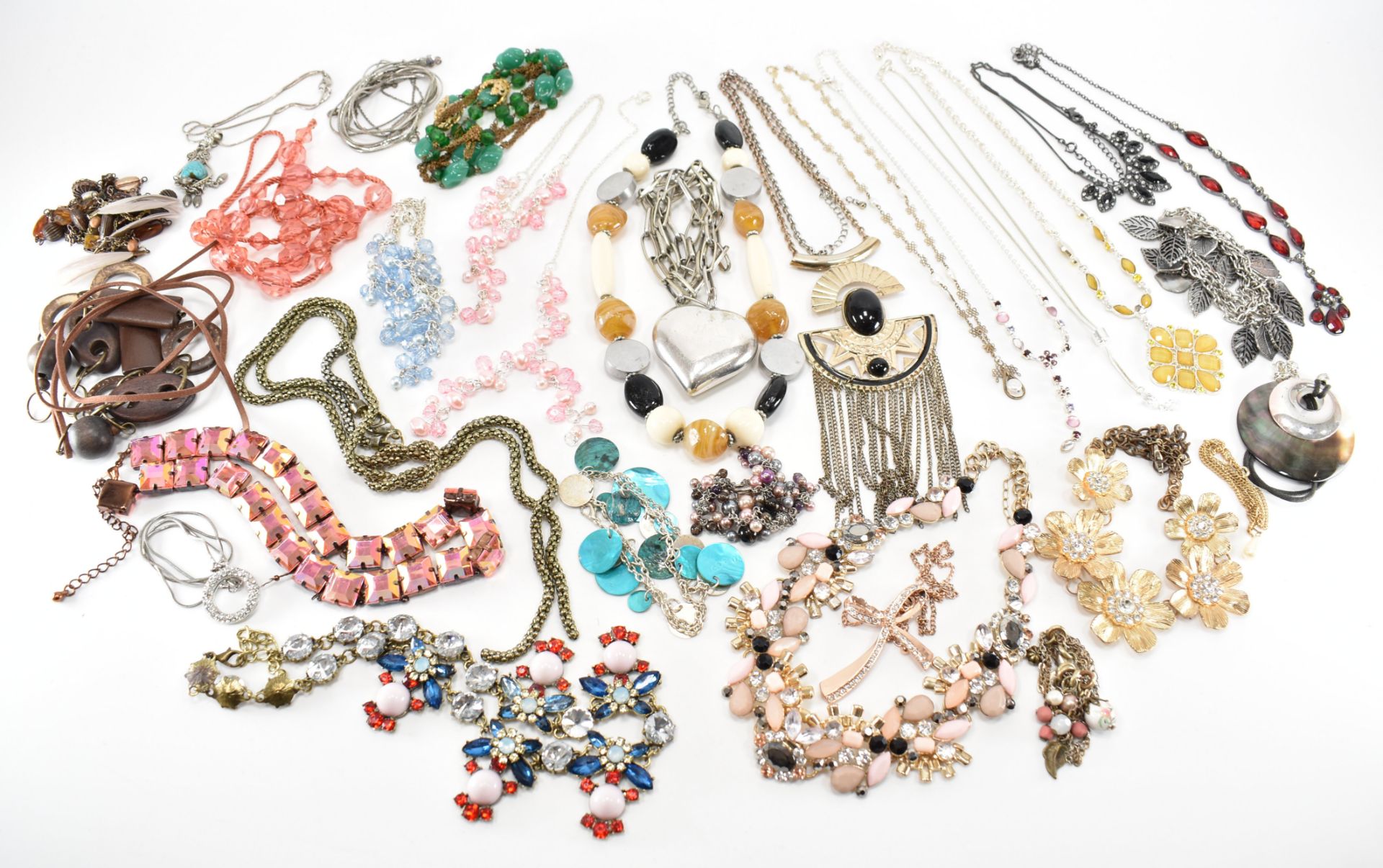 ASSORTED COLLECTION OF NECKLACES & CHAINS - Image 3 of 13