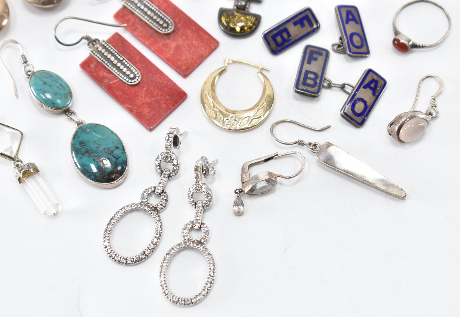 COLLECTION OF ASSORTED SILVER EARRINGS & RINGS - Image 4 of 5