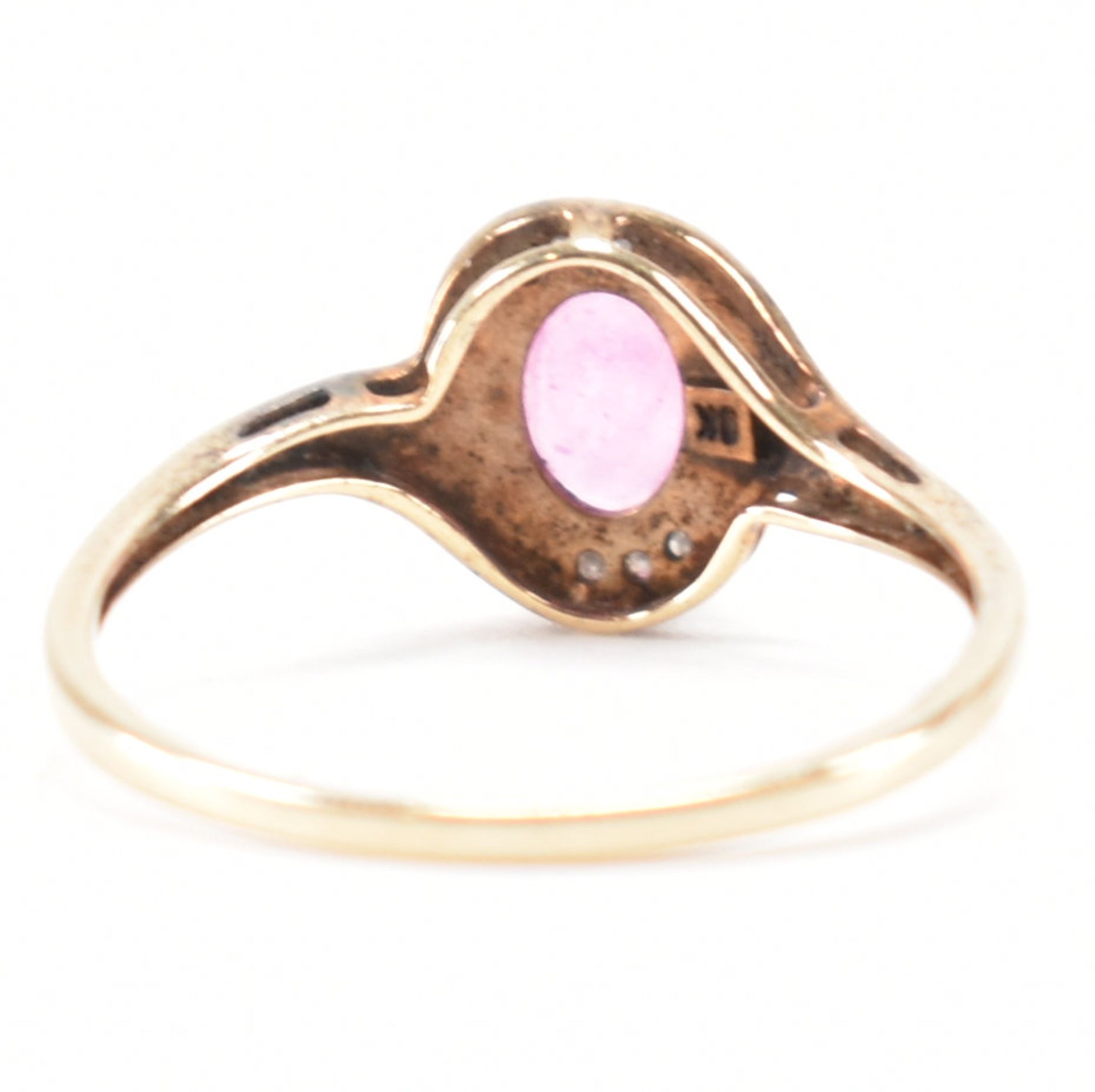 HALLMARKED 9CT GOLD PINK STONE & DIAMOND CROSSOVER RING - Image 3 of 8