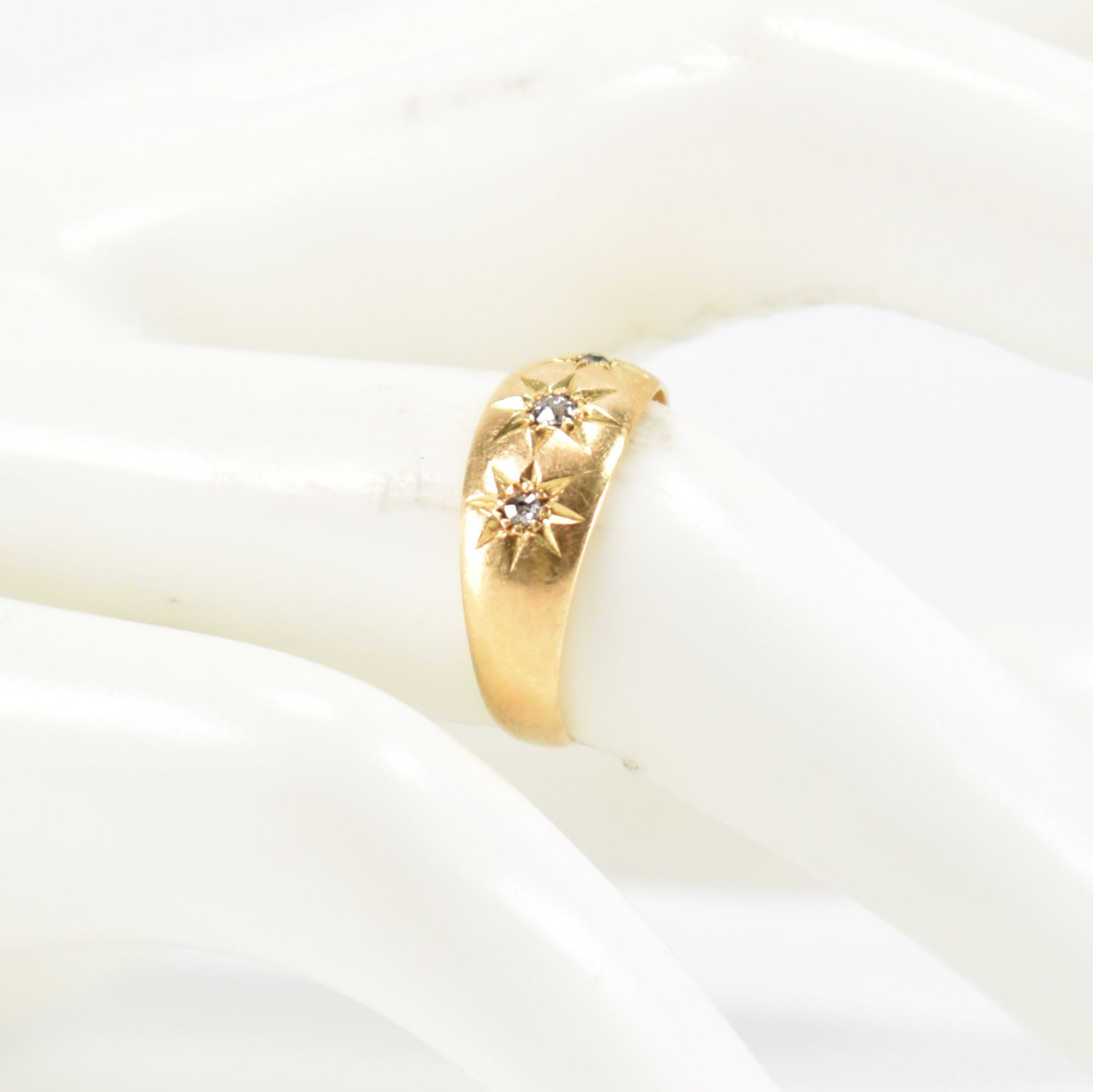 HALLMARKED 18CT GOLD & DIAMOND THREE STONE DOME RING - Image 9 of 9